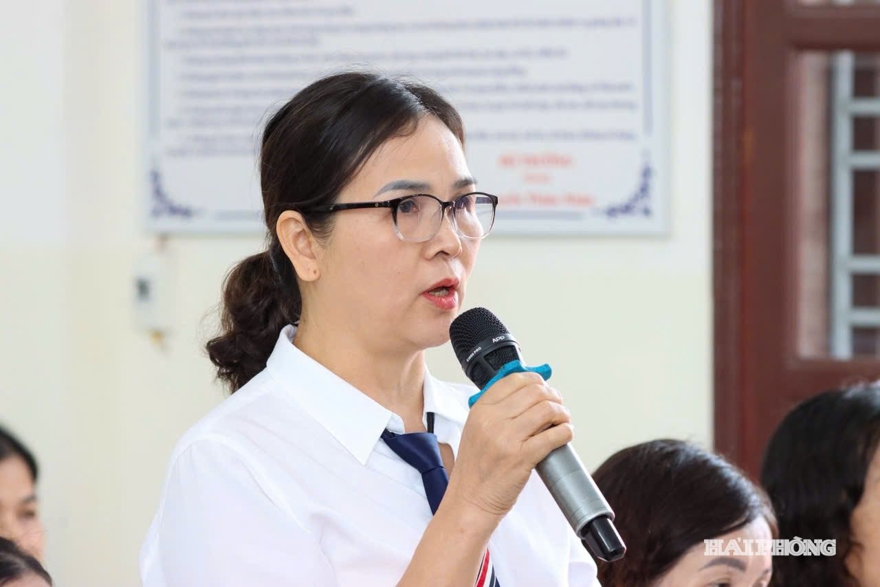 Các đảng viên phát biểu, đóng góp ý kiến