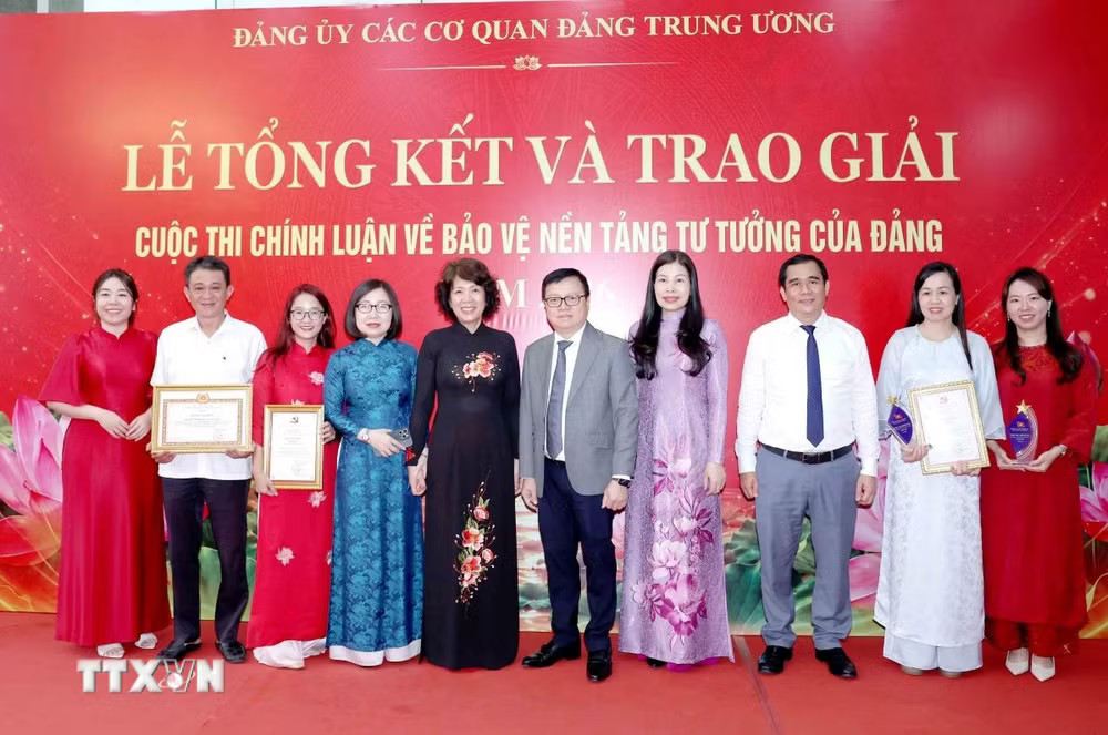Các nhóm tác giả đơn vị Thông tấn xã Việt Nam đoạt giải Cuộc thi. (Ảnh: Phương Hoa/TTXVN) ttxvn-le-tong-ket-vao-trao-giai-cuoc-thi-chinh-luan-ve-bao-ve-nen-tang-tu-tuong-cua-dang-nam-2026-1607-2-3406.jpg