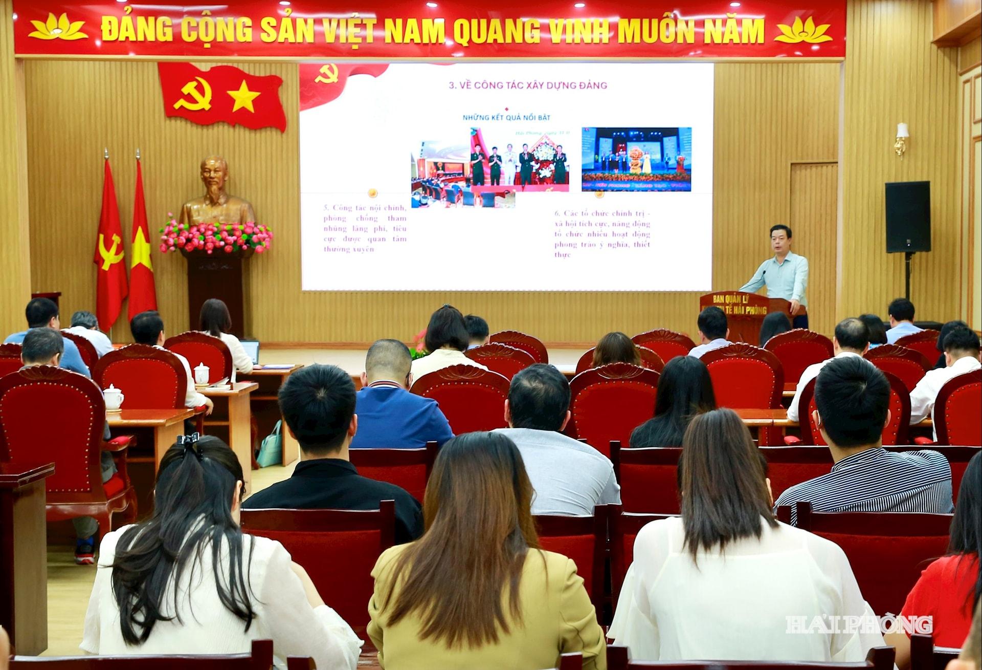 Đồng ch&iacute; Phạm Văn Th&eacute;p, Uỷ vi&ecirc;n Ban Thường vụ Th&agrave;nh uỷ, Trưởng Ban quản l&yacute; Khu kinh tế Hải Ph&ograve;ng truyền đạt một số nội dung Nghị quyết.