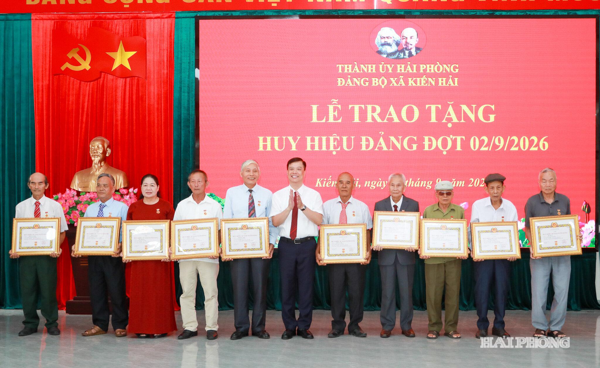 Đồng chí Đỗ Đức Hòa, Bí thư Đảng ủy, Chủ tịch HĐND xã trao huy hiệu tặng các đảng viên