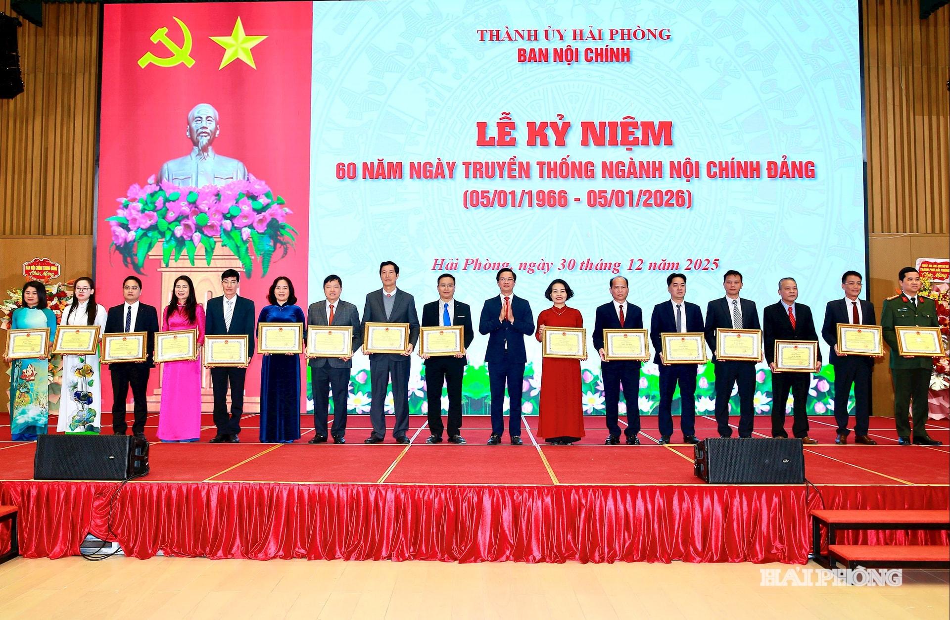 Đồng ch&iacute; Phạm.Văn Lập, Ph&oacute; b&iacute; thư Th&agrave;nh uỷ, Chủ tịch UBMTTQ Việt Nam th&agrave;nh phố trao bằng khen của UBND th&agrave;nh phố tặng c&aacute;c tập thể, c&aacute; nh&acirc;n tiẻu biểu trong c&ocirc;ng t&aacute;c nội ch&iacute;nh.