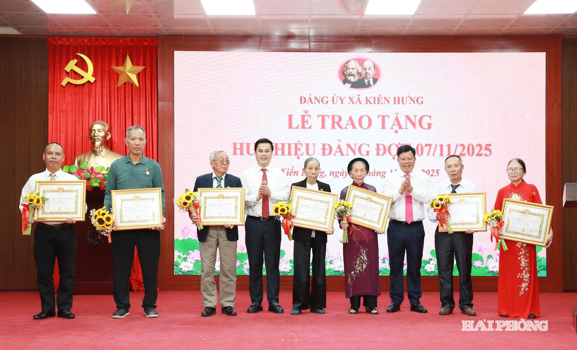 Đồng chí Lê Trung Kiên, Ủy viên Ban Thường vụ Thành ủy, Phó chủ tịch UBND thành phố, Trưởng ban quản lý Khu kinh tế Hải Phòng trao huy hiệu đảng tặng các đảng viên