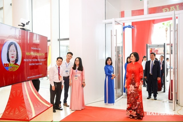 Đại biểu điểm danh, nhận diện qua công nghệ AI tại Đại hội Đảng bộ thành phố lần thứ nhất. ẢNH LÊ DŨNG