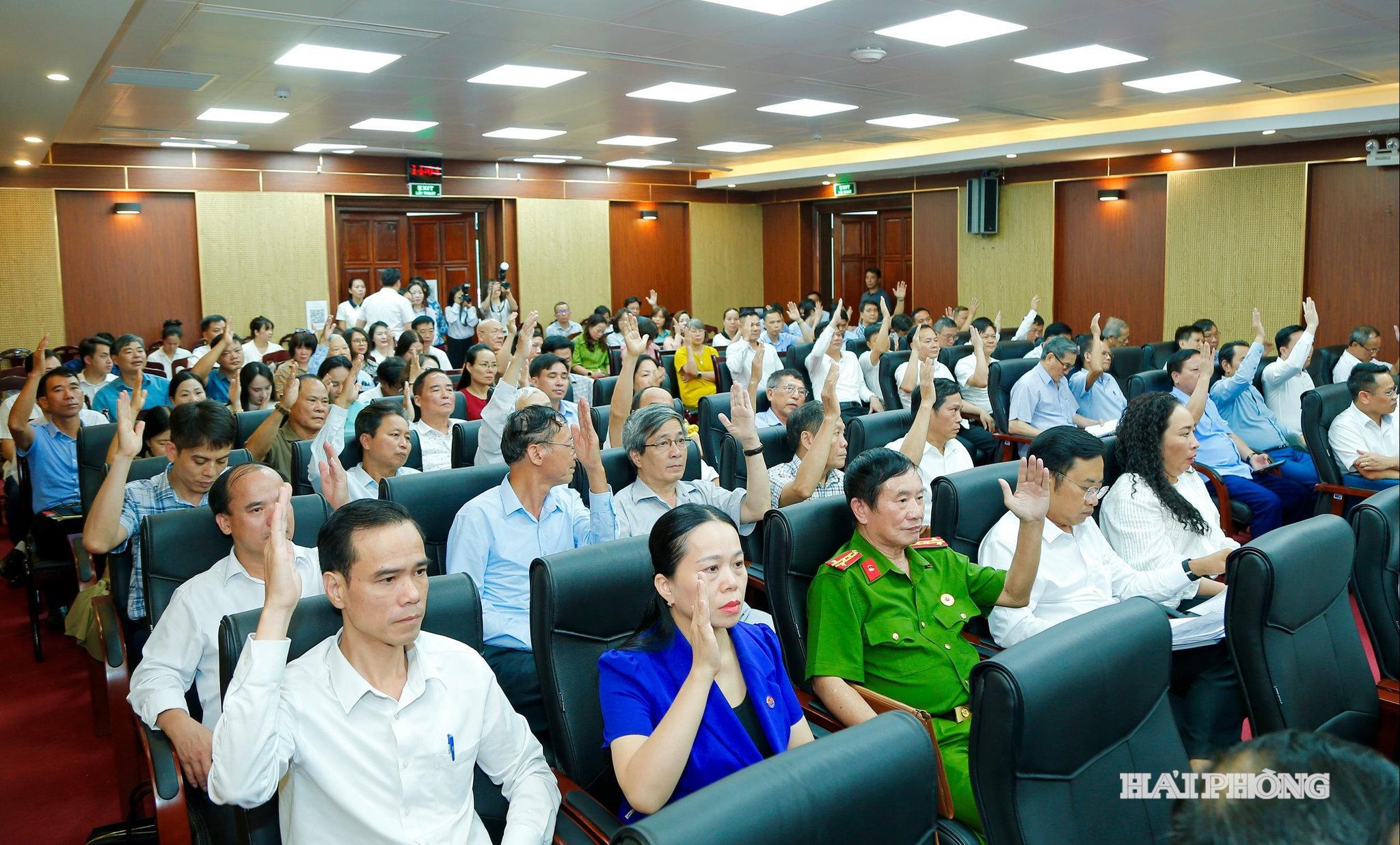 Các ủy viên Uỷ ban Mặt trận Tổ quốc Việt Nam thành phố biểu quyết thông qua nghị quyết hội nghị.