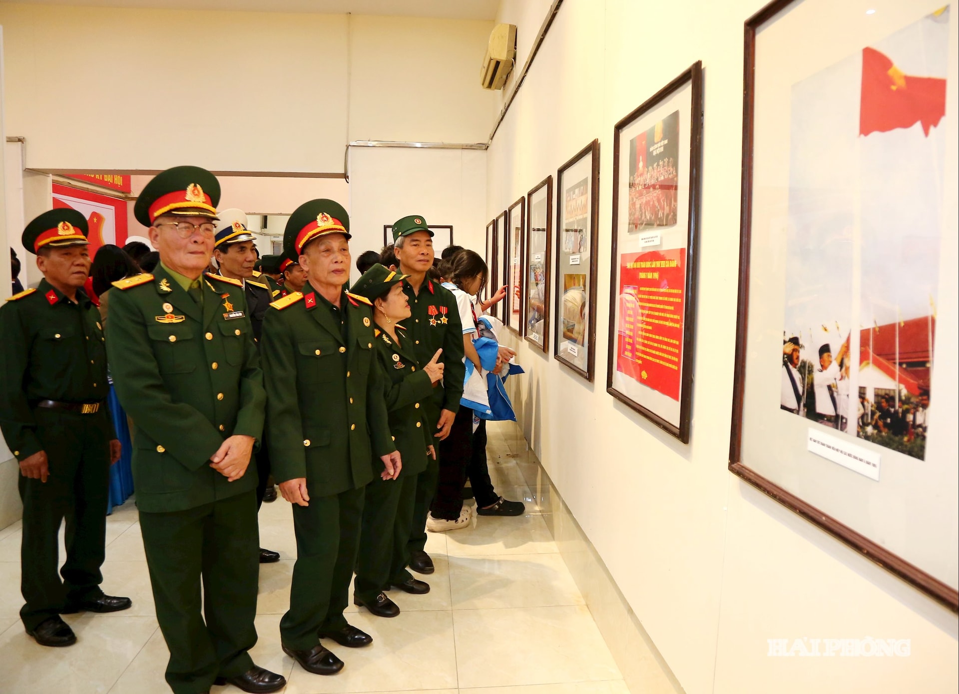 Đông đảo các chiến sĩ trẻ, học sinh và người dân tới xem triển lãm ảnh tư liệu Đảng cộng sản Việt Nam qua các kỳ Đại hội.