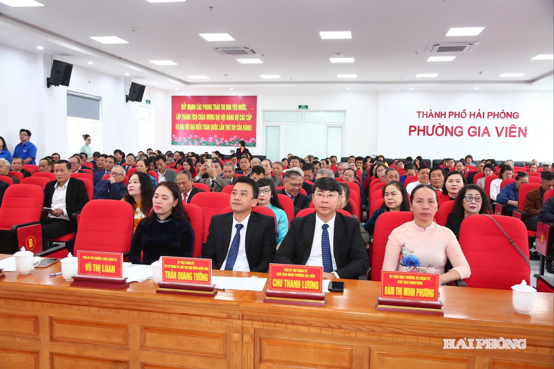 Đảng ủy phường Gia Viên Trao Huy hiệu Đảng