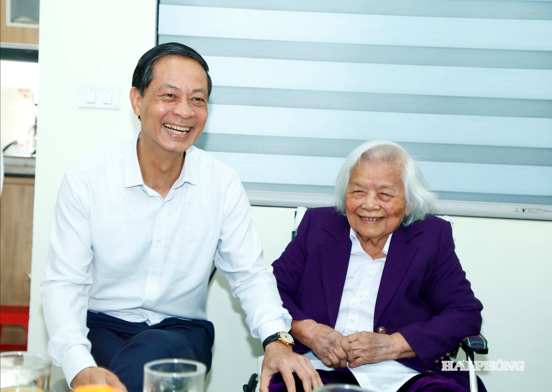 Đồng chí Đỗ Mạnh Hiến, Phó bí thư Thường trực Thành ủy thăm đồng chí Lê Thu, Đảng viên 80 năm tuổi Đảng ở Chi bộ Tổ dân phố số 4 Cầu Đất.