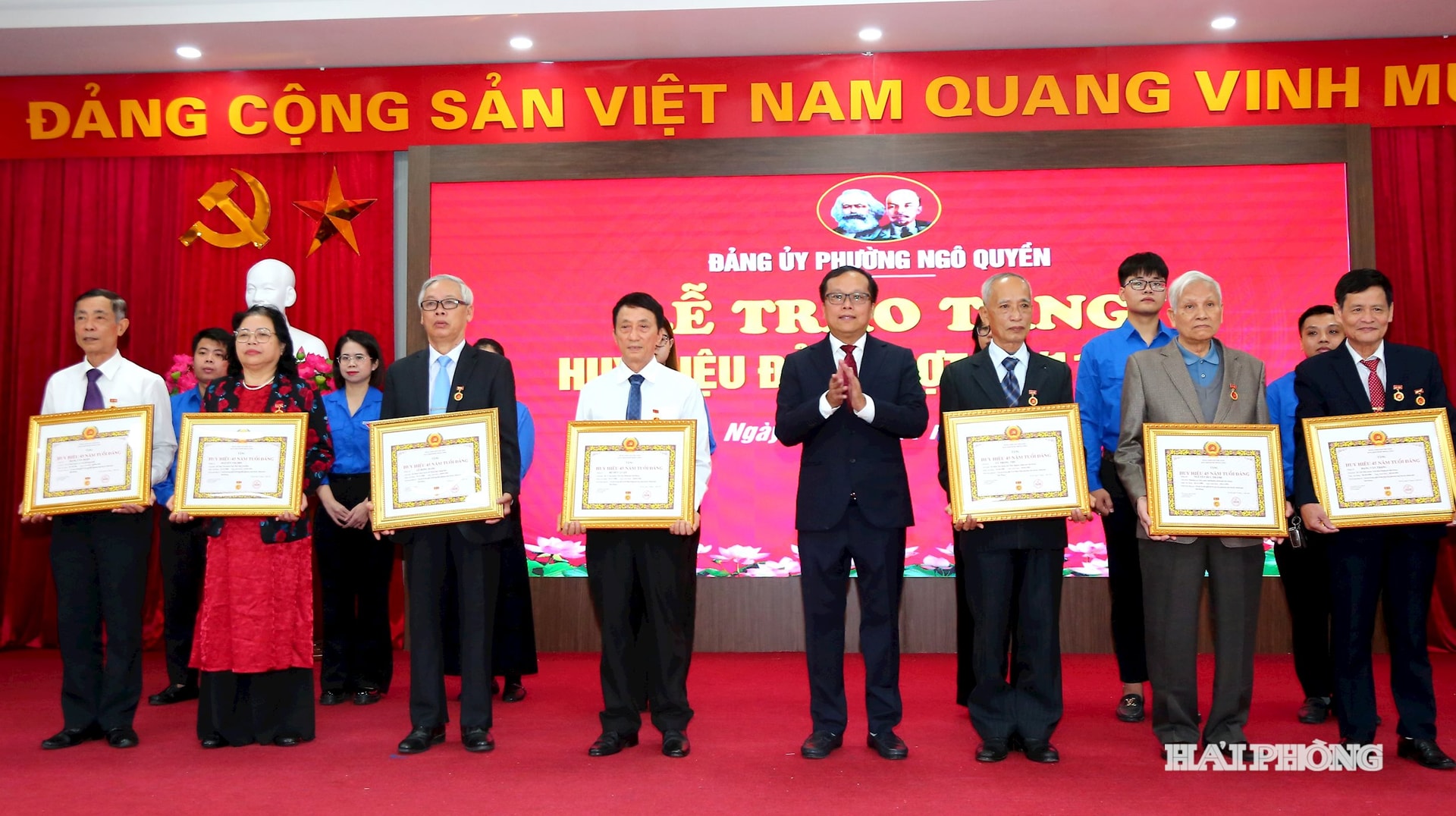 Đồng chí Cáp Trọng Tuấn, Bí thư Đảng ủy phường Ngô Quyền trao Huy hiệu Đảng tặng các đồng chí 50-45-40 năm tuổi Đảng