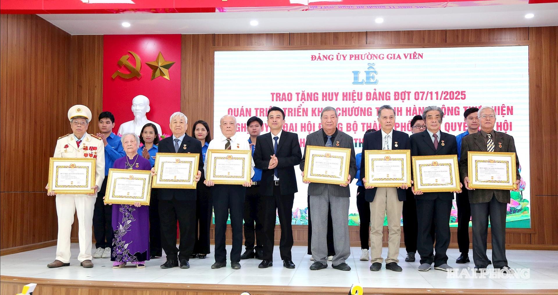 Đồng chí Trần Quang Tường, Bí thư Đảng ủy phường Gia Viên Trao Huy hiệu Đảng 60-55-50 năm tuổi Đảng tặng các Đảng viên. Ảnh Đỗ Hiền