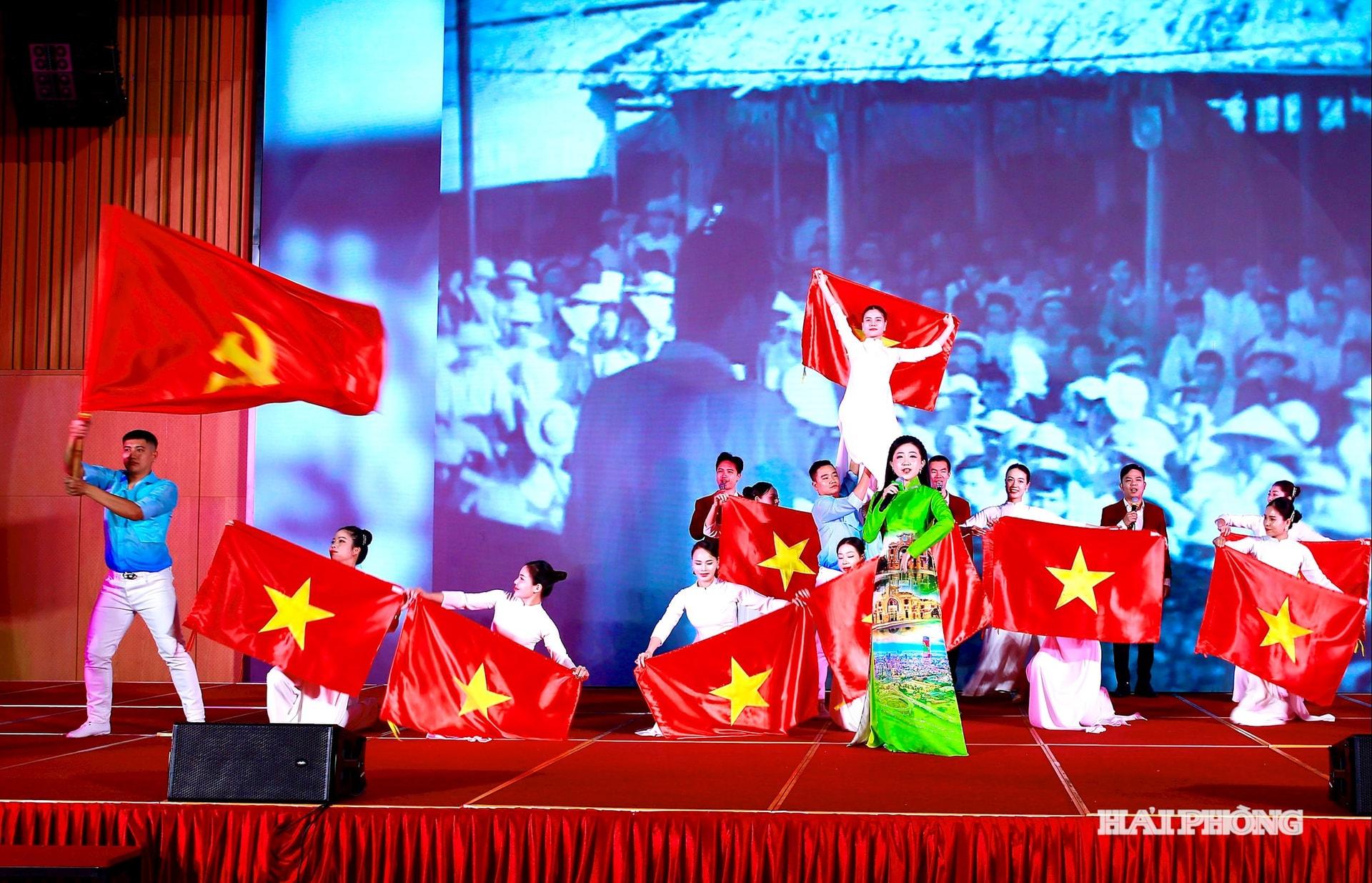 Biểu diễn văn nghệ ch&agrave;o mừng.
