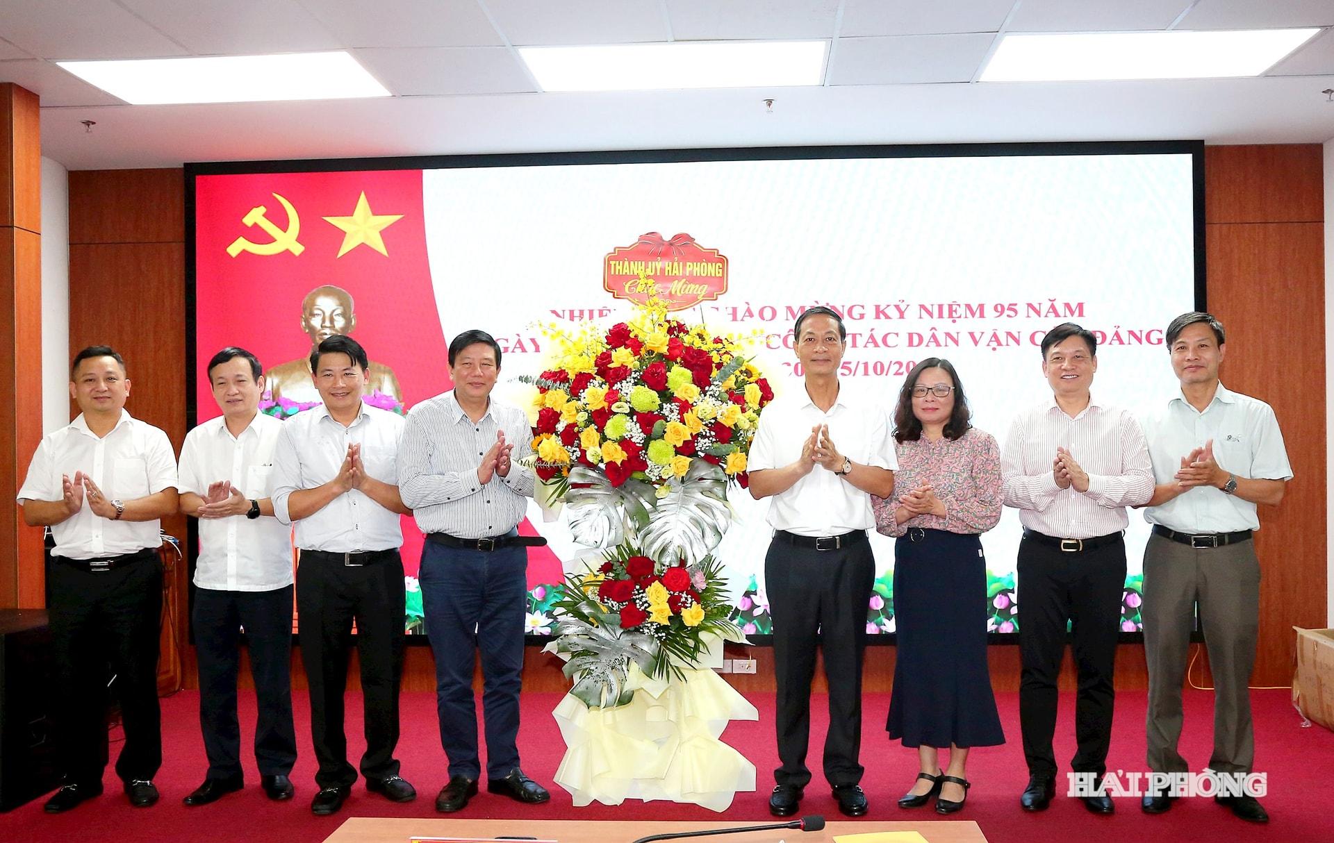 Đồng chí Đỗ Mạnh Hiến Phó bí thư Thường trực Thành ủy tặng hoa chúc mừng Ban Tuyên giáo và Dân vận Thành ủy