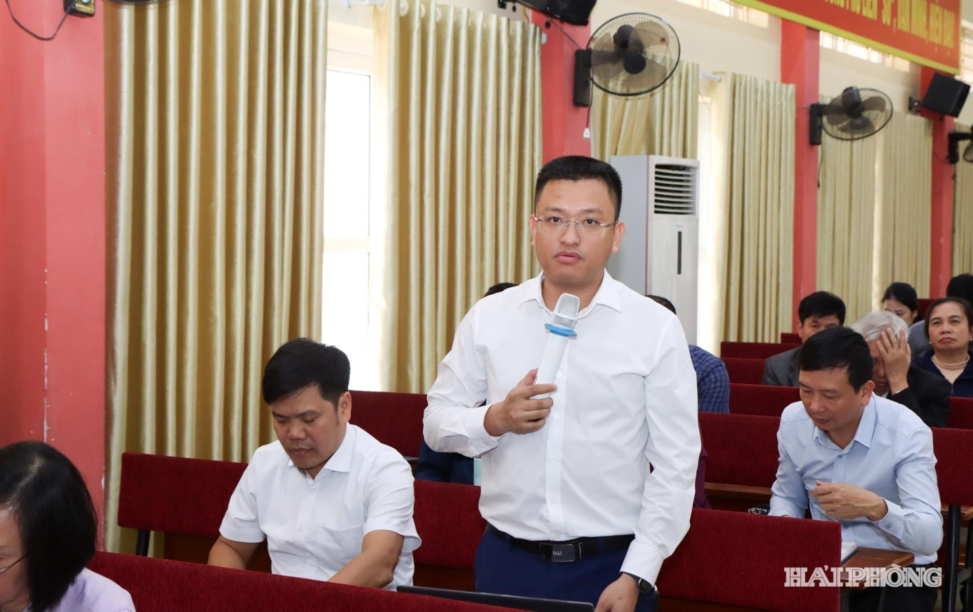 Đại diện c&aacute;c ph&ograve;ng ban, đơn vị phường ph&aacute;t biểu tại hội nghị