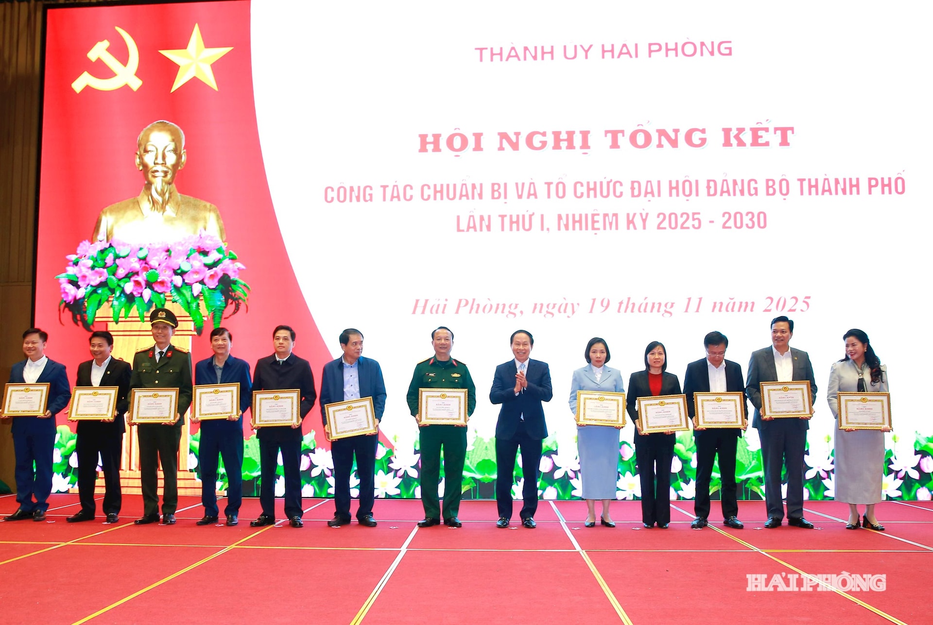 Đồng chí Lê Tiến Châu, Uỷ viên Trung ương Đảng, Bí thư Thành uỷ, Trưởng Đoàn đại biểu Quốc hội thành phố Hải Phòng trao bằng khen của Ban Thường vụ Thành uỷ tặng các tập thế.