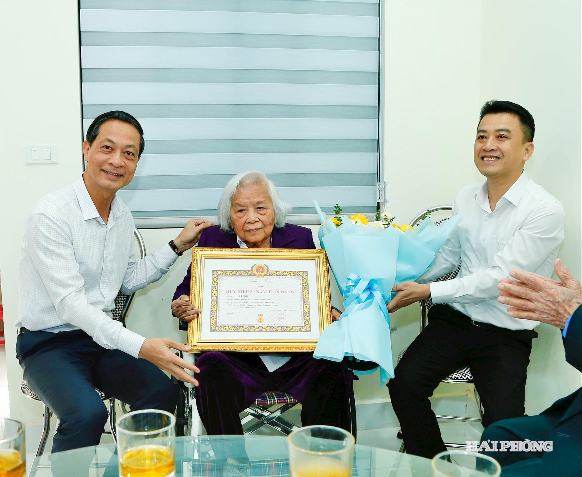 Đồng chí Đỗ Mạnh Hiến, Phó bí thư Thường trực Thành ủy trao tặng huy hiệu 80 năm tuổi Đảng tại gia đình cho đồng chí Lê Thu, Đảng viên Chi bộ Tổ dân phố số 4 Cầu Đất.