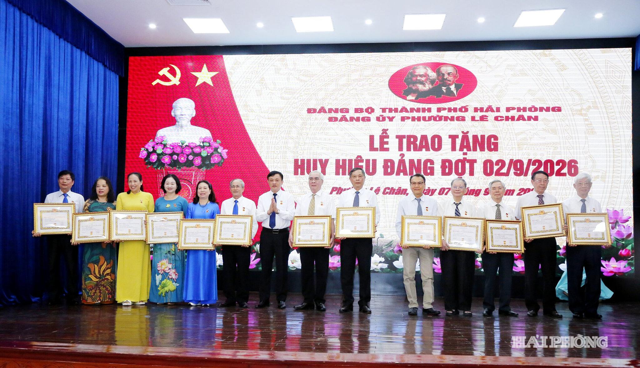 Đồng chí Đặng Đông Anh, Bí thư phường Lê Chân trao Huy hiệu 40-45-50 năm tuổi Đảng tặng các Đảng viên