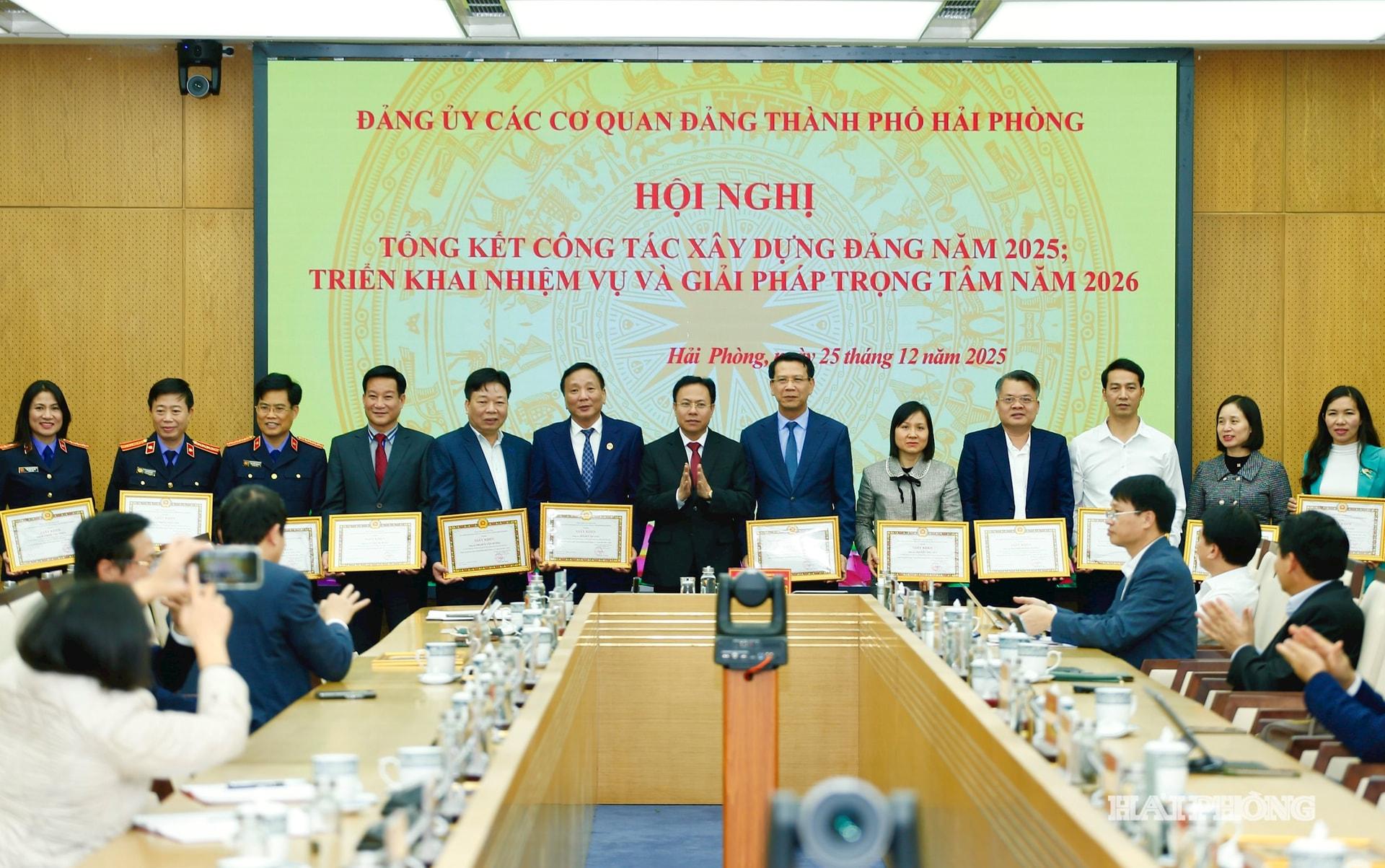 Đồng chí Hoàng Quốc Thưởng, Uỷ viên ban Thường vụ Thành ủy, Phó bí thư Thường trực Đảng ủy khối các cơ quan Đảng thành phố trao giấy khen tặng các cá nhân có thành tích xuất sắc.