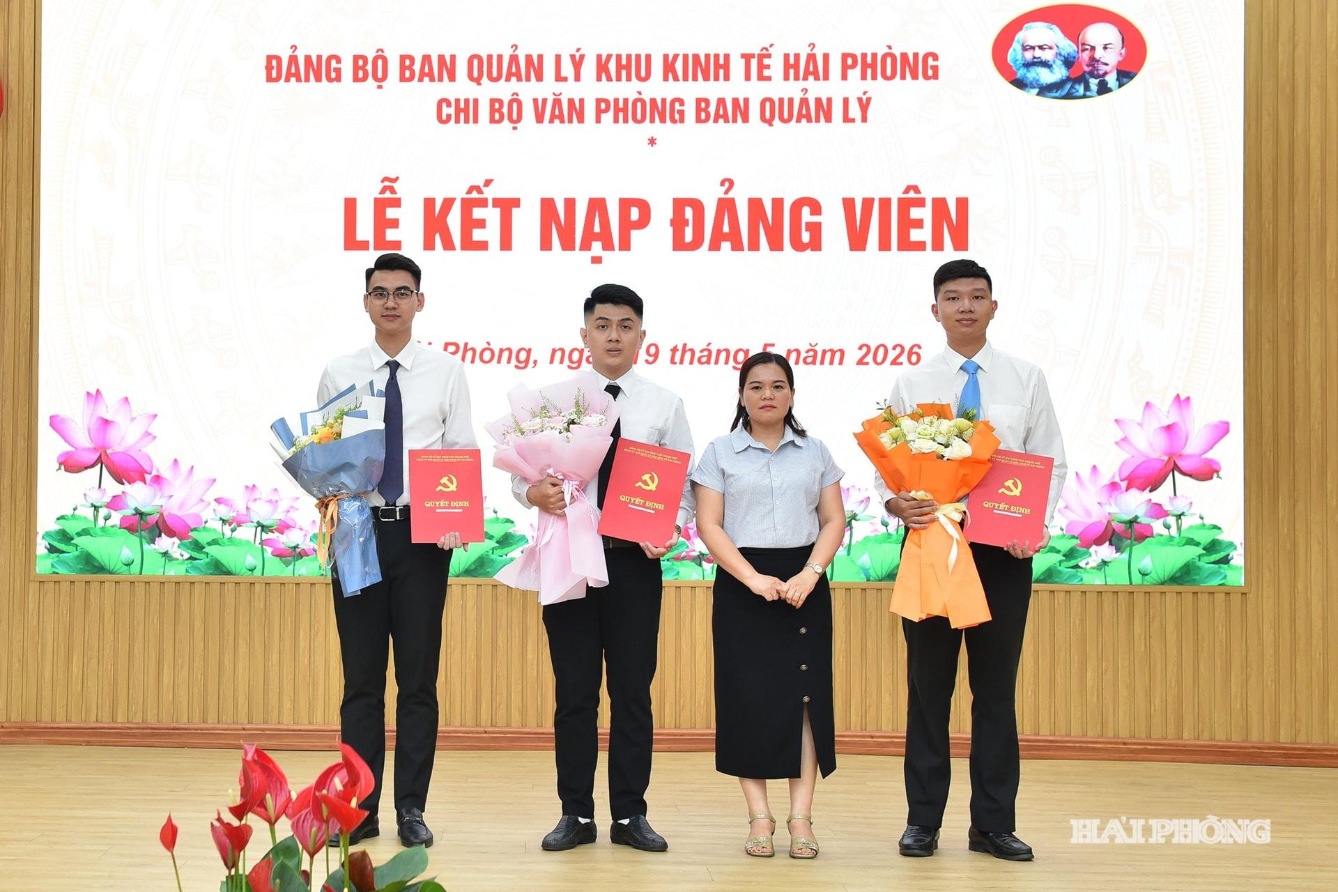 Lãnh đạo các phòng chuyên môn và các đơn vị sự nghiệp thuộc Ban Quản lý Khu kinh tế Hải Phòng trao quyết định tới các đảng viên mới.