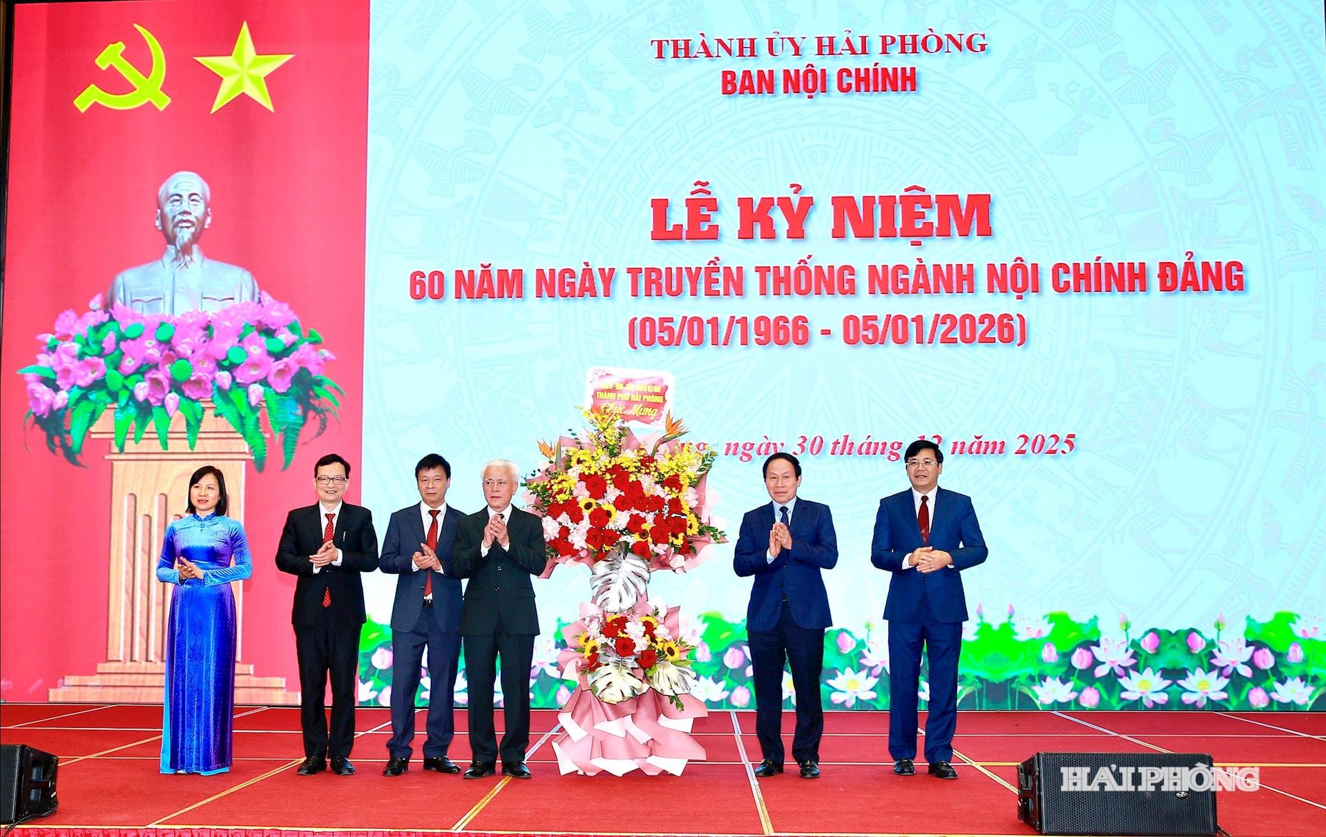 Đồng ch&iacute; L&ecirc; Tiến Ch&acirc;u, Uỷ vi&ecirc;n Trung ương Đảng, B&iacute; thư Th&agrave;nh uỷ, Trưởng đo&agrave;n đại biểu Quốc hội Hải Ph&ograve;ng tặng hoa ch&uacute;c mừng.