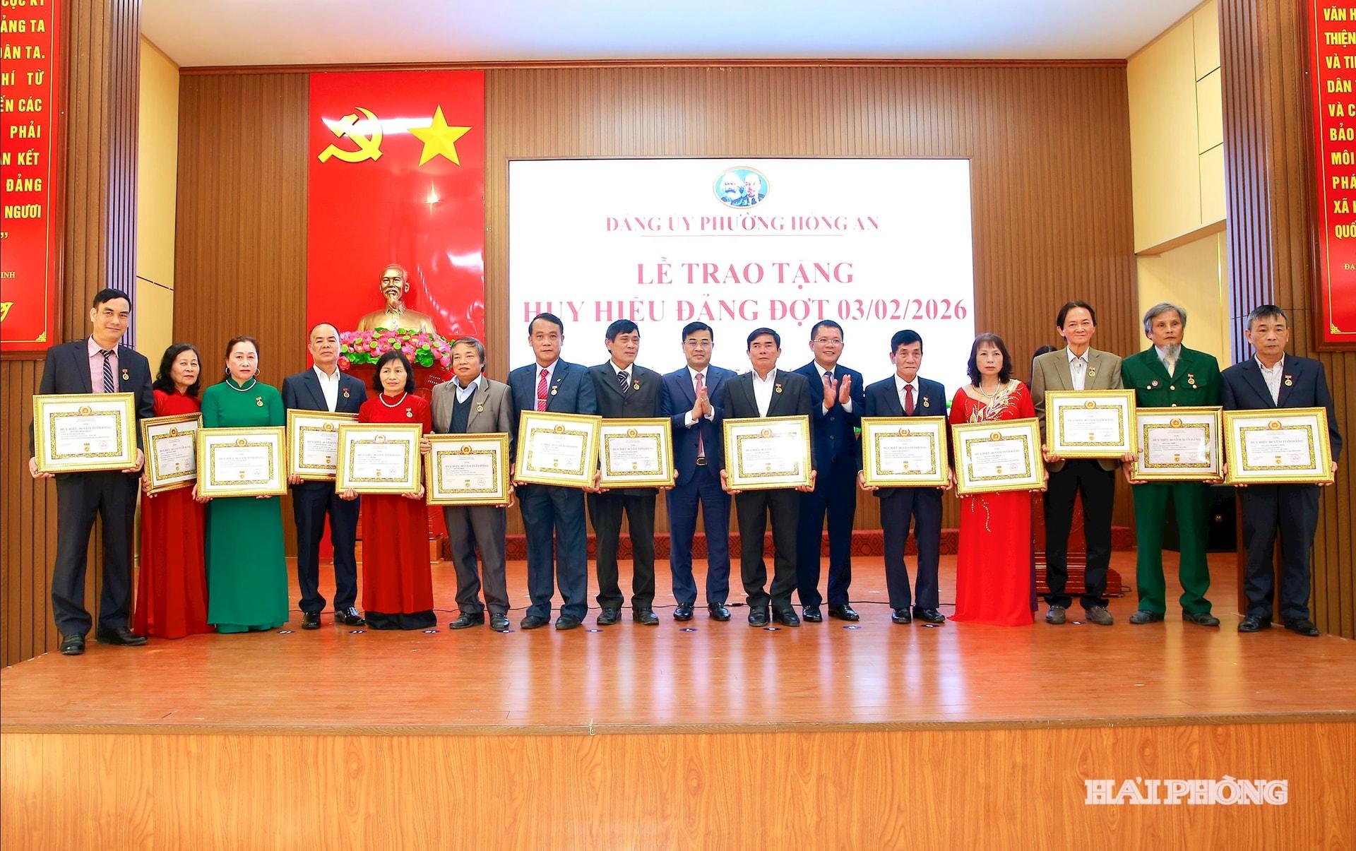 C&aacute;c đồng ch&iacute; l&atilde;nh đạo Đảng uỷ phường Hồng An trao huy hiệu 40 năm, 30 năm tuổi đảng tặng c&aacute;c đảng vi&ecirc;n tr&ecirc;n địa b&agrave;n.