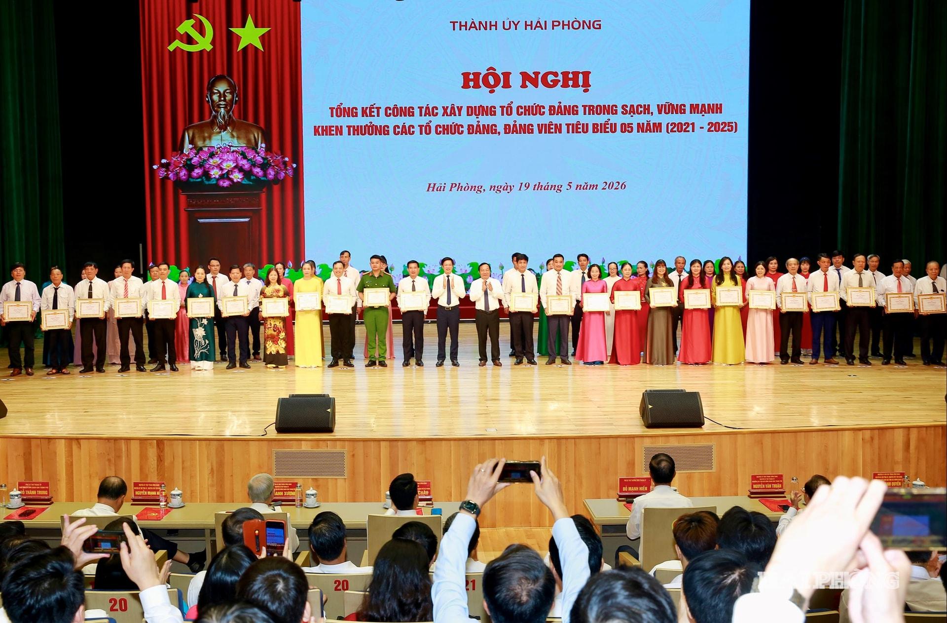 Các đồng chí Lê Văn Hiệu, Phó bí thư Thành uỷ, Chủ tịch HĐND thành phố; Phạm Văn Lập, Phó bí thư Thành uỷ, Chủ tịch UBMTTQ Việt Nam Thành phố trao bằng khen tặng các cá nhân tiêu biểu