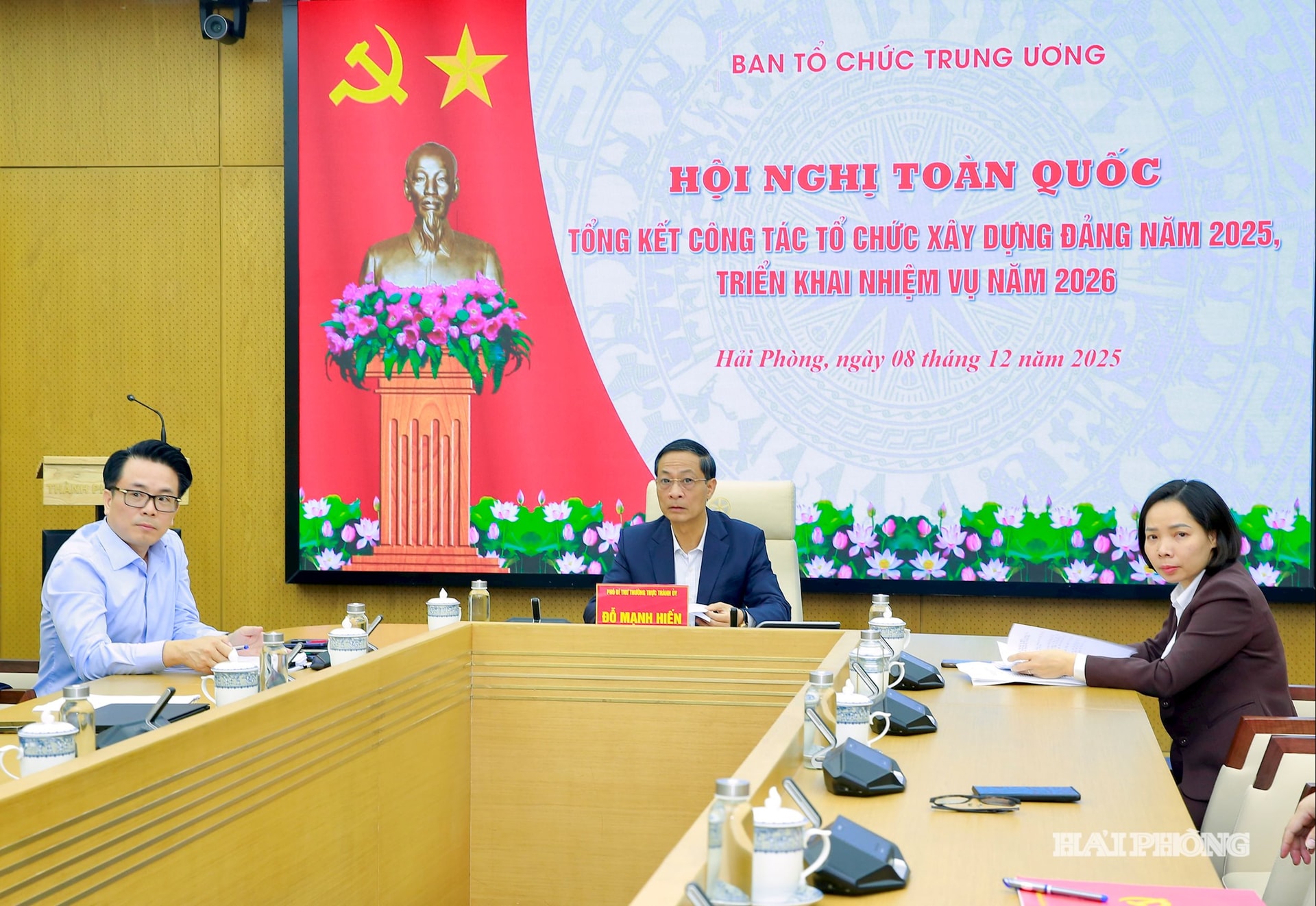 Đồng chí Đỗ Mạnh Hiến, Phó bí thư Thường trực Thành uỷ chủ trì cuộc họp trực tuyến tại đầu cầu Hải Phòng.