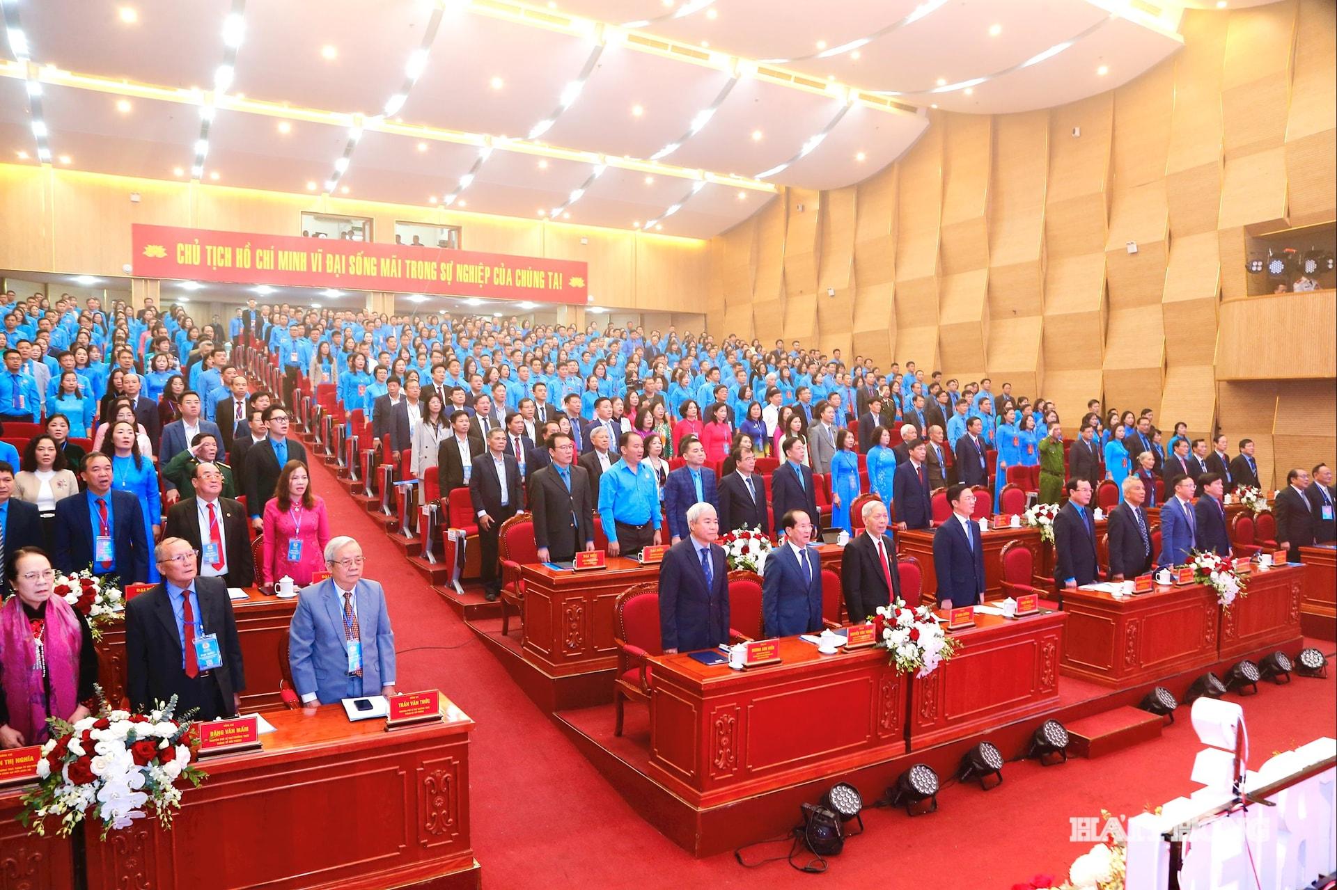 C&aacute;c đại biểu thực hiện nghi thức ch&agrave;o cờ.