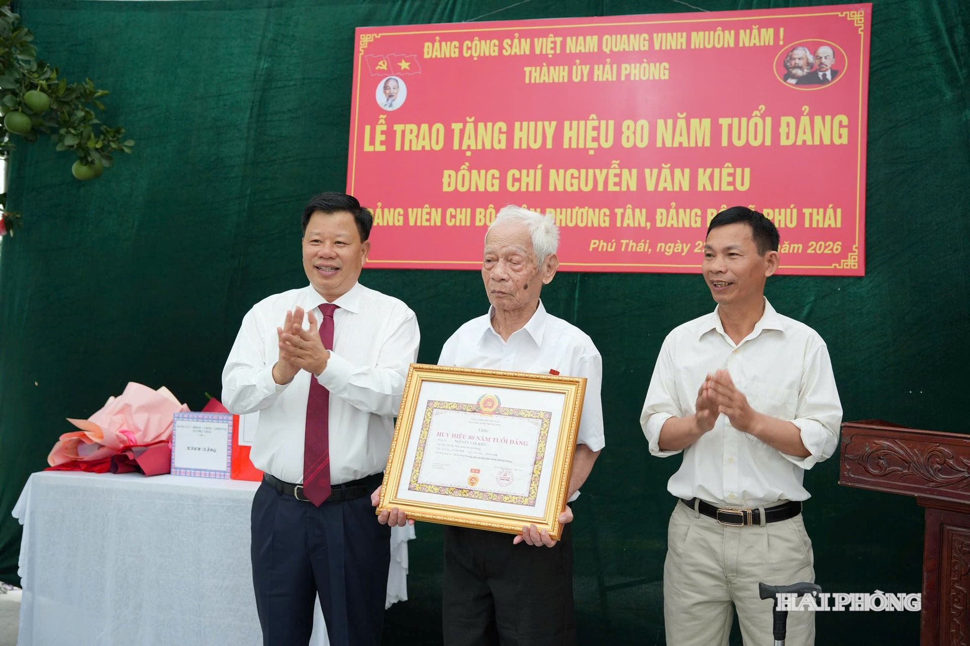 trao-huy-hieu-dang.jpg