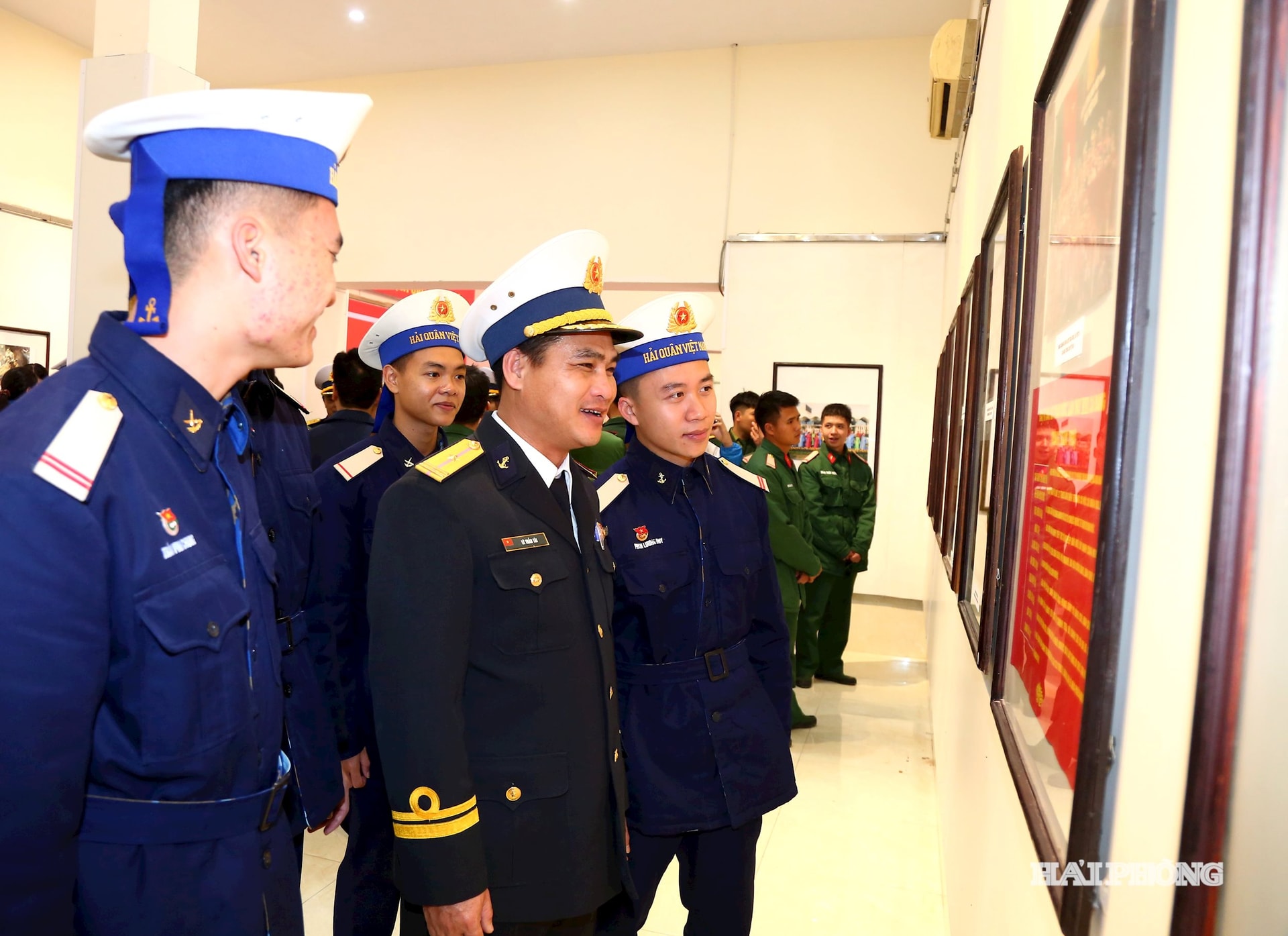 Đông đảo các lực lượng và người dân tới xem triển lãm ảnh tư liệu Đảng cộng sản Việt Nam qua các kỳ Đại hội.