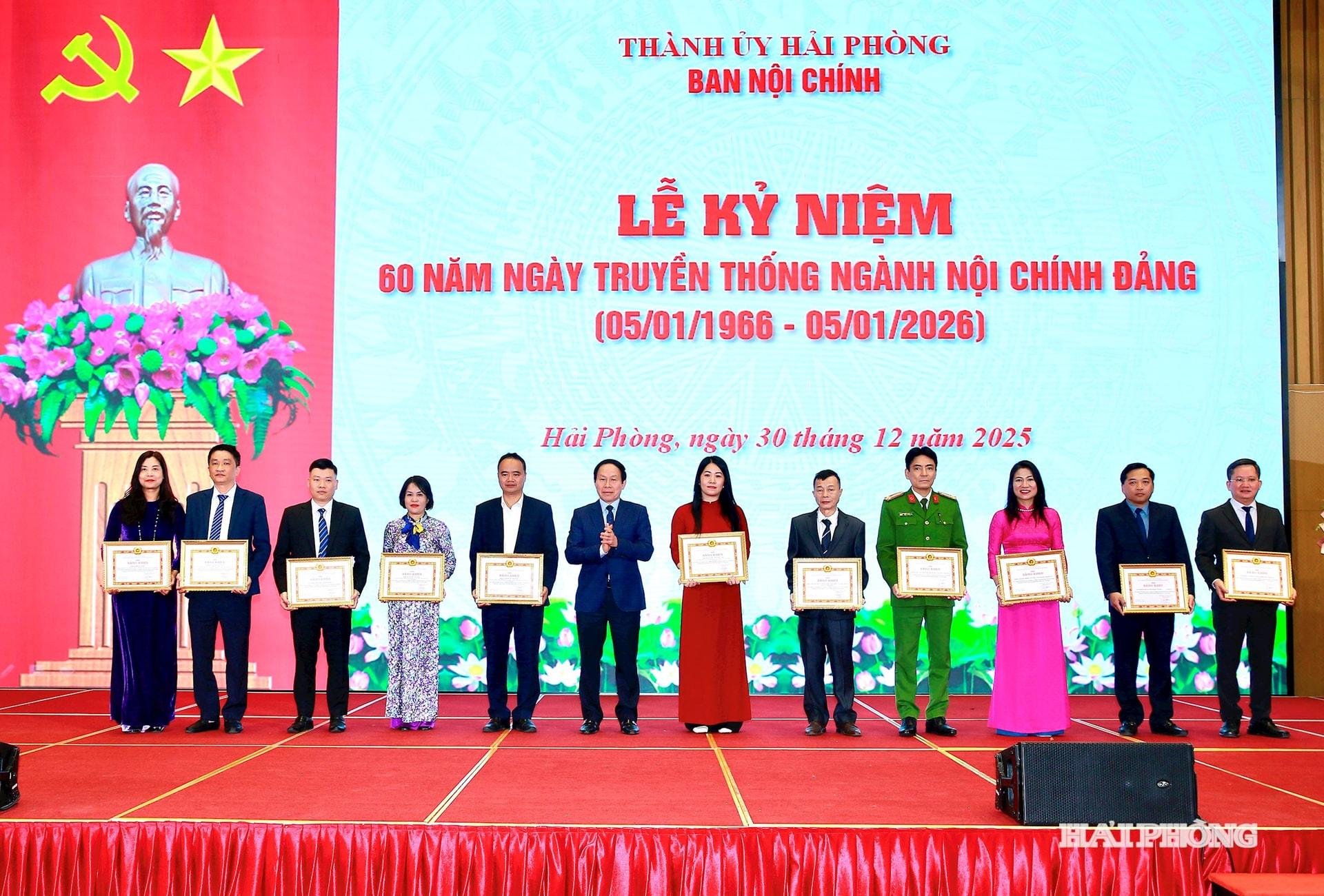 Đồng ch&iacute; L&ecirc; Tiến ch&acirc;u, Uỷ vi&ecirc;n Trung ương Đảng, B&iacute; thư Th&agrave;nh uỷ, Truỏng đo&agrave;n đại biểu Quốc hội Hải Ph&ograve;ng trao bằng khen của Th&agrave;nh uỷ tặng c&aacute;c tạp thể, c&aacute; nh&acirc;n c&oacute; nhiều đ&oacute;ng g&oacute;p x&acirc;y dựng Ng&agrave;nh nội ch&iacute;nh Đảng.