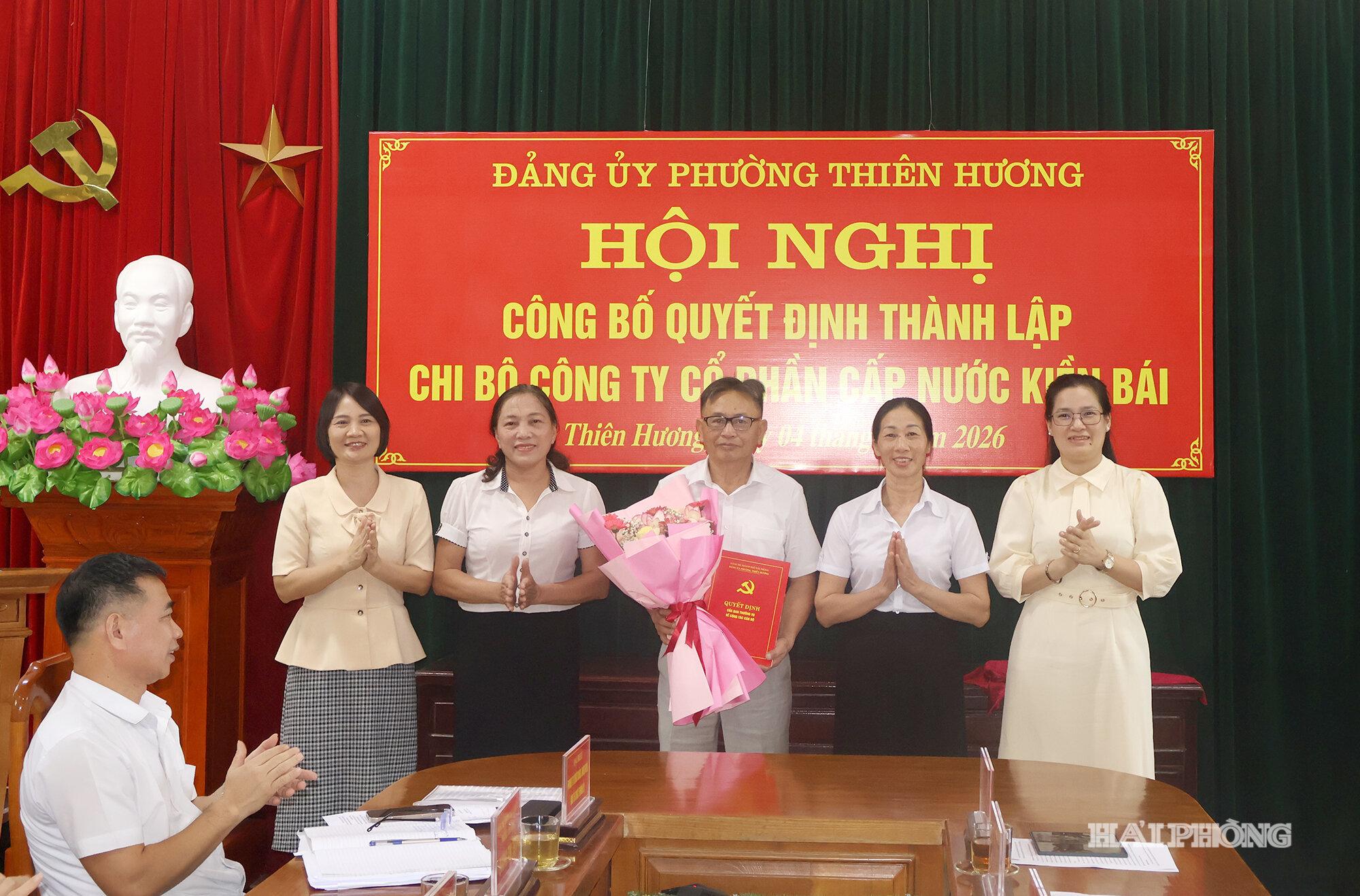 Lãnh đạo Đảng ủy phường Thiên Hương trao quyết định thành lập, tặng hoa chúc mừng Chi bộ Công ty CP Cấp nước Kiền Bái.