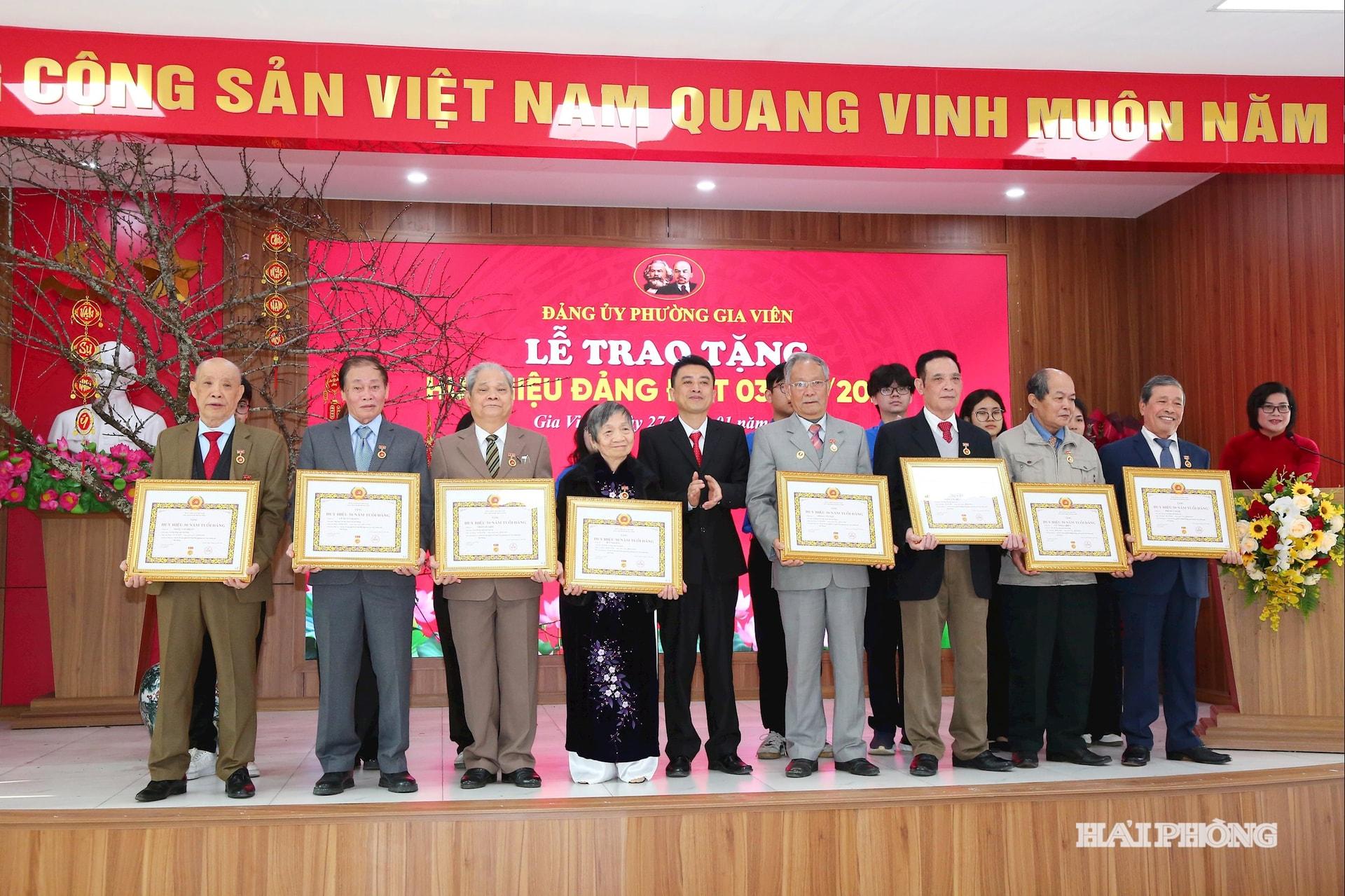 Đồng ch&iacute; Trần Quang Tường, B&iacute; thư Đảng ủy phường Gia Vi&ecirc;n trao Huy hiệu 50 năm Tuổi Đảng tặng c&aacute;c Đảng vi&ecirc;n