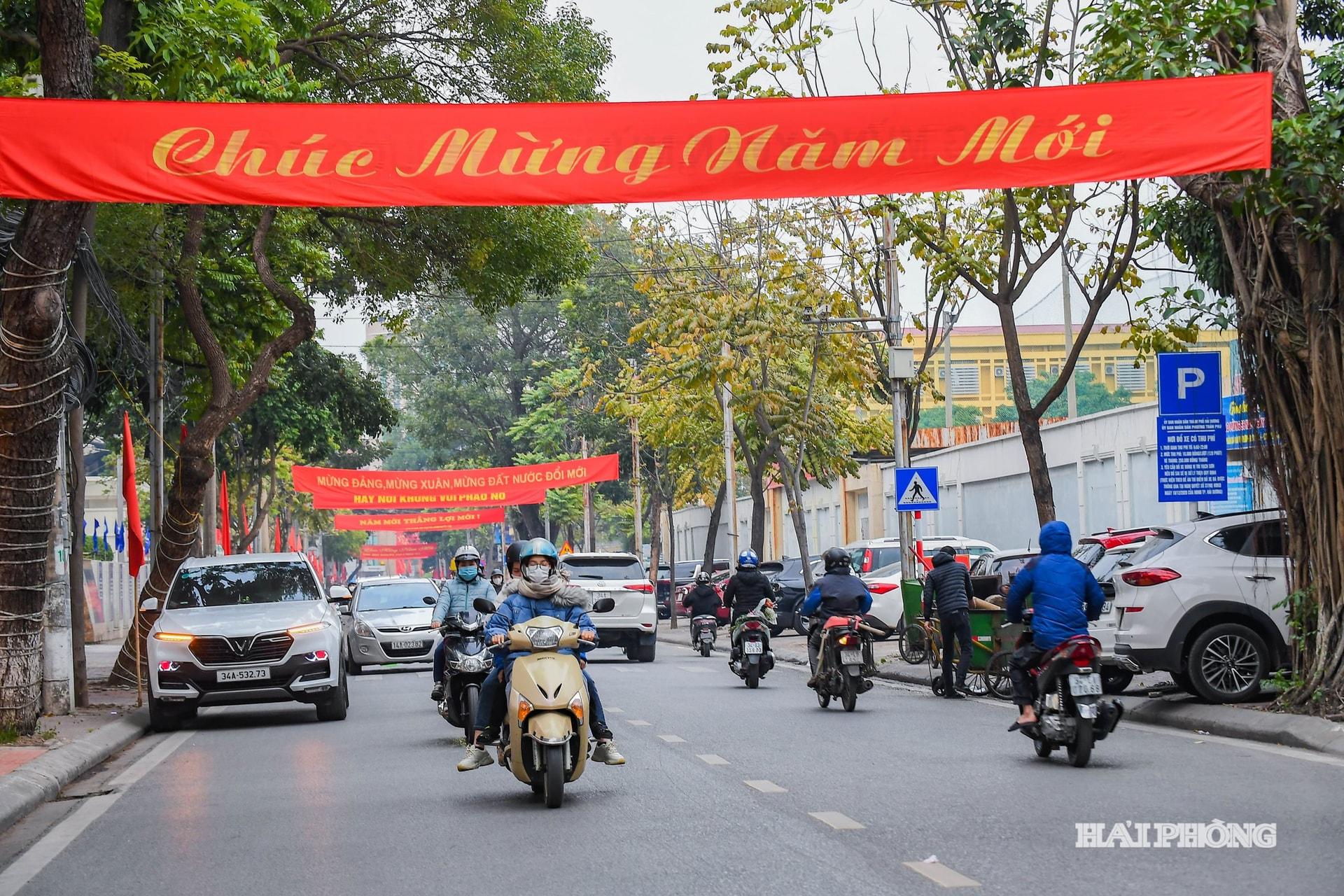 C&aacute;c đường phố ở Hải Ph&ograve;ng tưng bừng băng r&ocirc;n, khẩu hiệu ch&agrave;o mừng Đại hội Đảng to&agrave;n quốc lần thứ XIV. Ảnh; TH&Agrave;NH CHUNG
