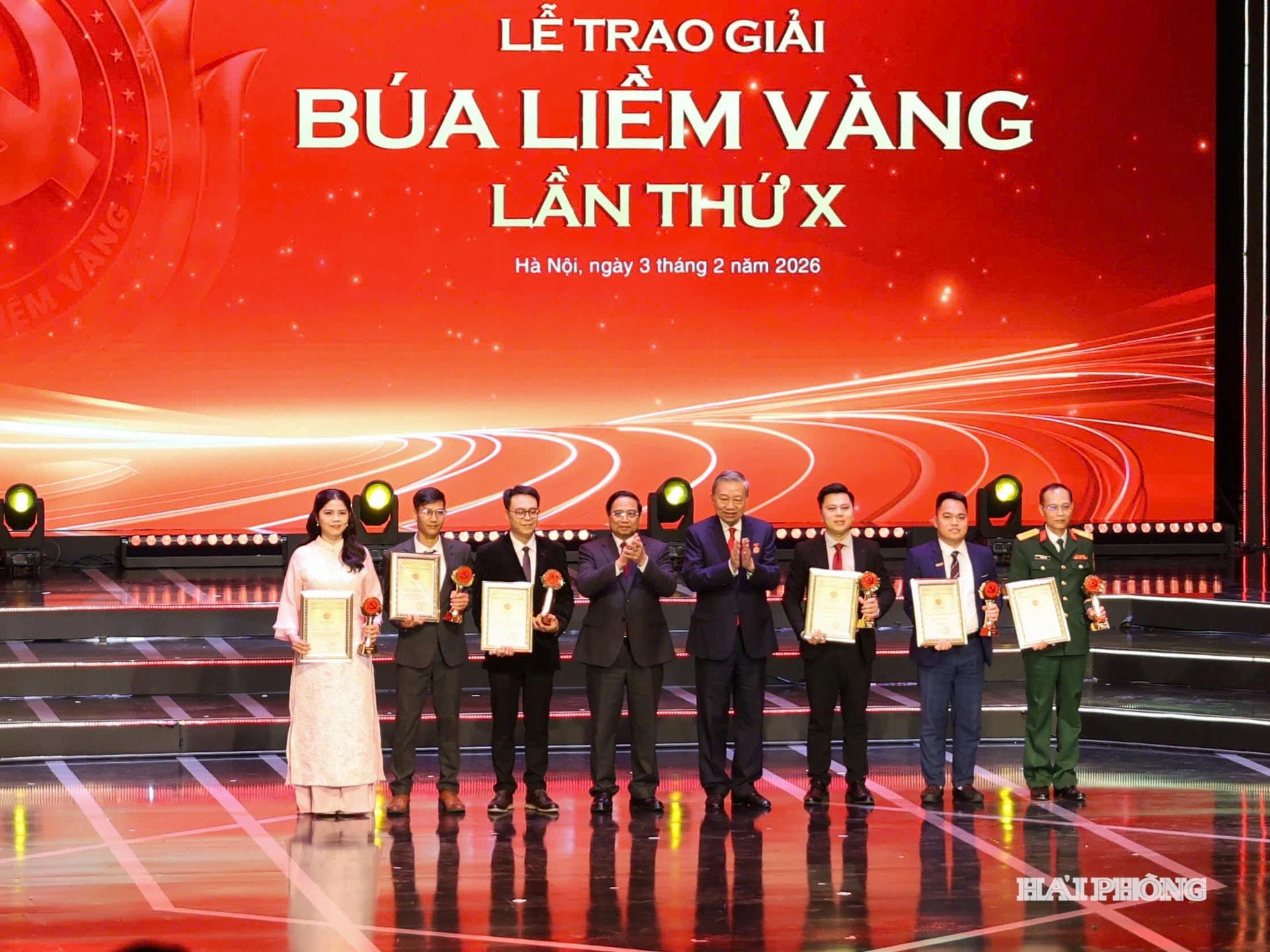 C&aacute;c đồng ch&iacute;: Tổng B&iacute; thư T&ocirc; L&acirc;m; Thủ tướng Ch&iacute;nh phủ Phạm Minh Ch&iacute;nh trao giải A tặng c&aacute;c t&aacute;c giả đạt giải
