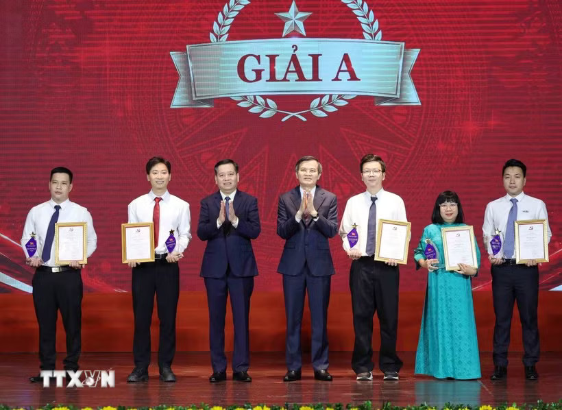 Các tác giả, nhóm tác giả nhận giải A. (Ảnh: Phương Hoa/TTXVN)