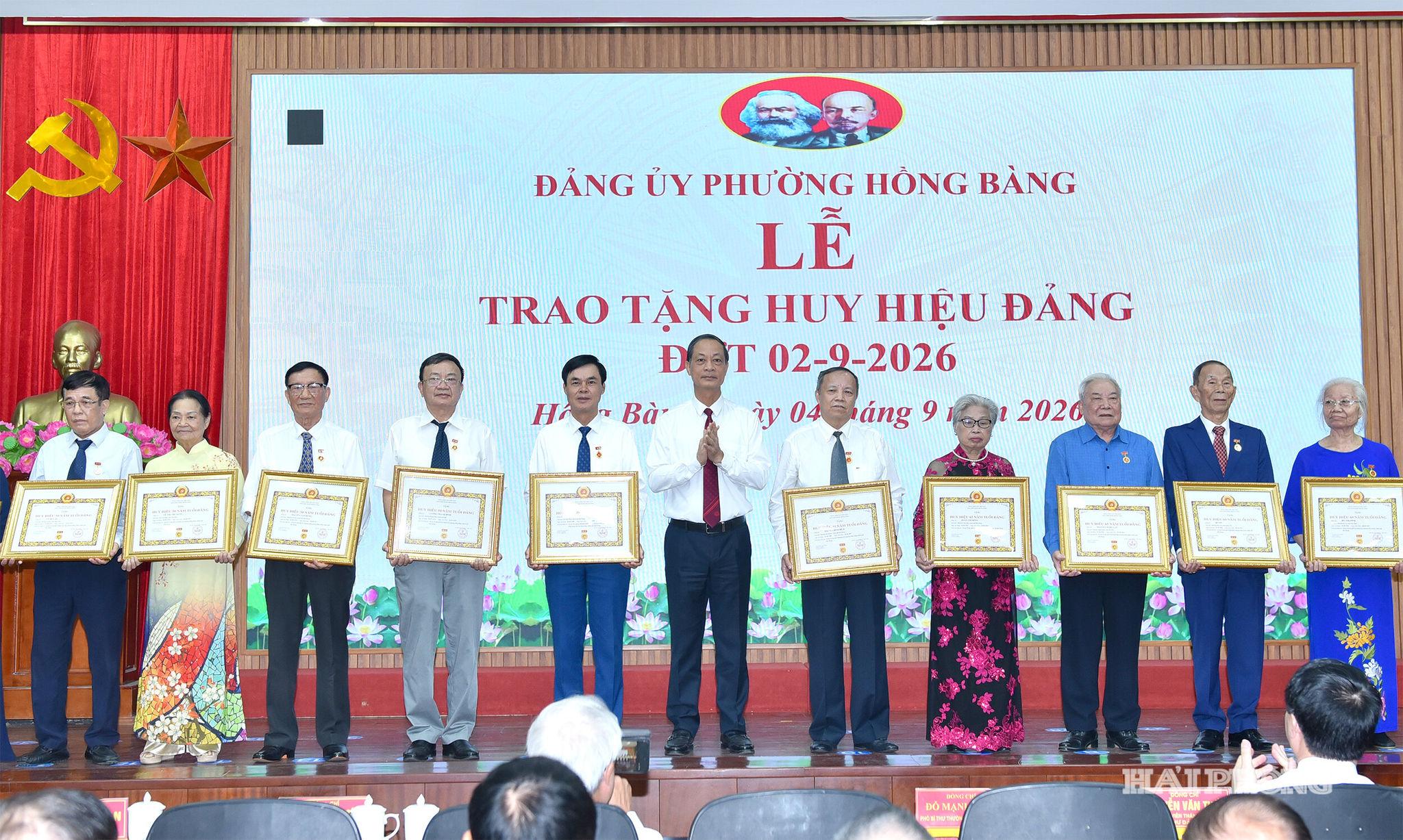 Đồng chí Đỗ Mạnh Hiến, Phó Bí thư Thường trực Thành uỷ trao Huy hiệu Đảng đợt 2/9 tặng các đảng viên thuộc Đảng bộ phường Hồng Bàng.