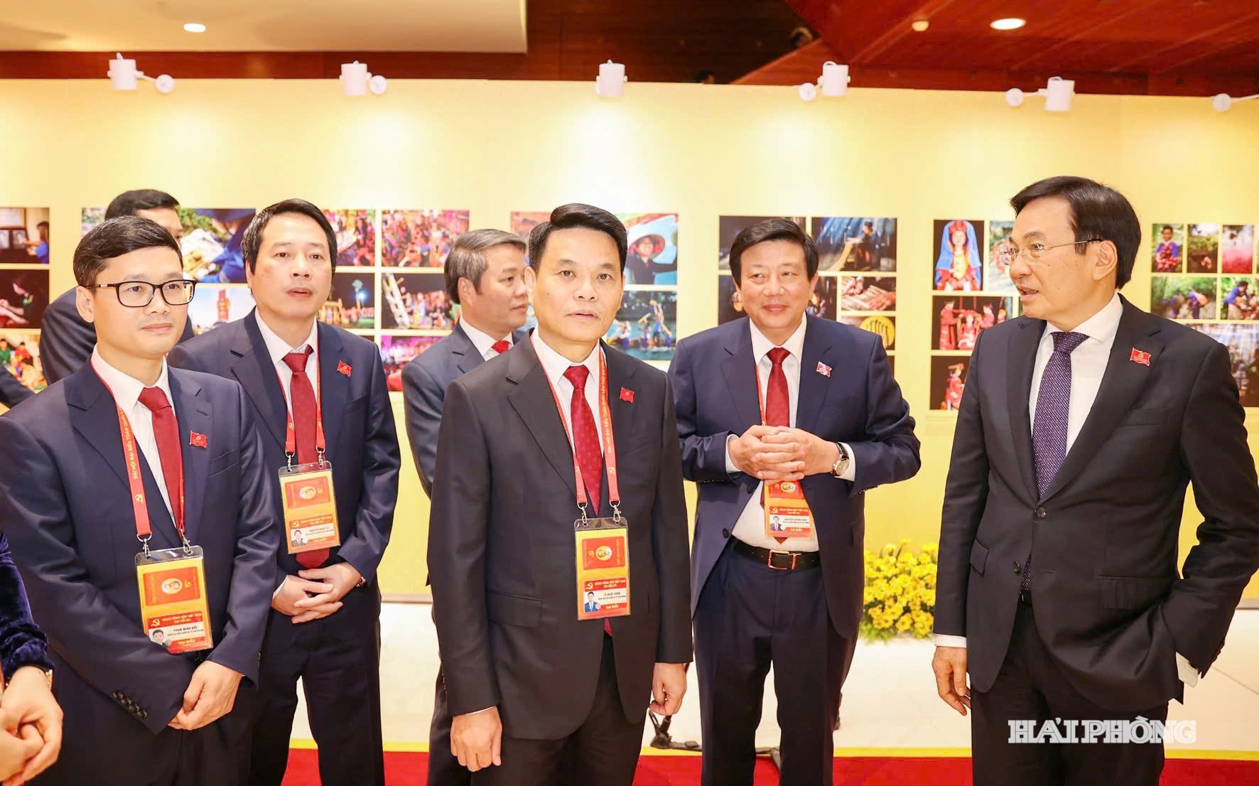 Đồng ch&iacute; L&ecirc; Ngọc Ch&acirc;u, Ph&oacute; B&iacute; thư Th&agrave;nh ủy, Chủ tịch UBND th&agrave;nh phố Hải Ph&ograve;ng (thứ ba từ phải sang) c&ugrave;ng c&aacute;c đại biểu Đảng bộ th&agrave;nh phố dự phi&ecirc;n khai mạc Đại hội. Ảnh: L&Ecirc; DŨNG