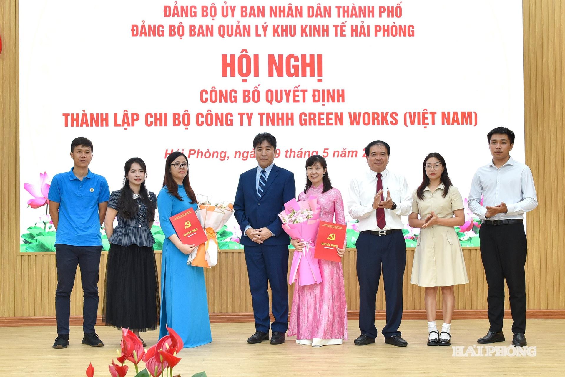 Đồng chí Dương Văn Xuyên, Phó Trưởng Ban Quản lý Khu kinh tế Hải Phòng trao quyết định thành lập Chi bộ Công ty THHH Green Works Việt Nam và Công ty TNHH Kansai Felt Việt Nam.