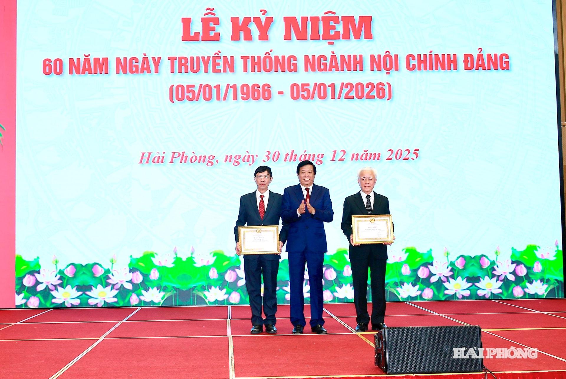 Đồng ch&iacute; B&ugrave;i Văn Nghi&ecirc;m, Uỷ vi&ecirc;n Trung ương Đảng, Ph&oacute; trưởng Ban Nội ch&iacute;nh Trung ương trao bằng khen của Ban Nội ch&iacute;nh Trung ương tặng tập thể v&agrave; c&aacute; nh&acirc;n Ban Nội ch&iacute;nh Th&agrave;nh uỷ Hải Ph&ograve;ng
