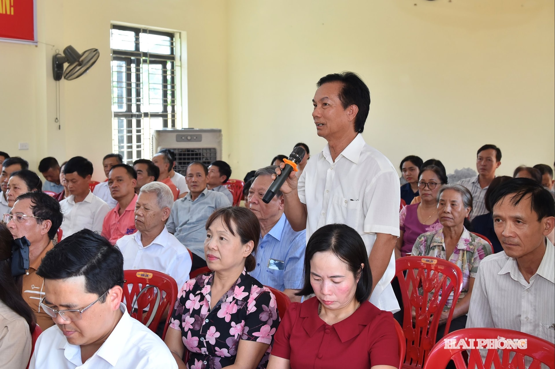Đảng viên tham gia ý kiến tại kỳ sinh hoạt chi bộ.