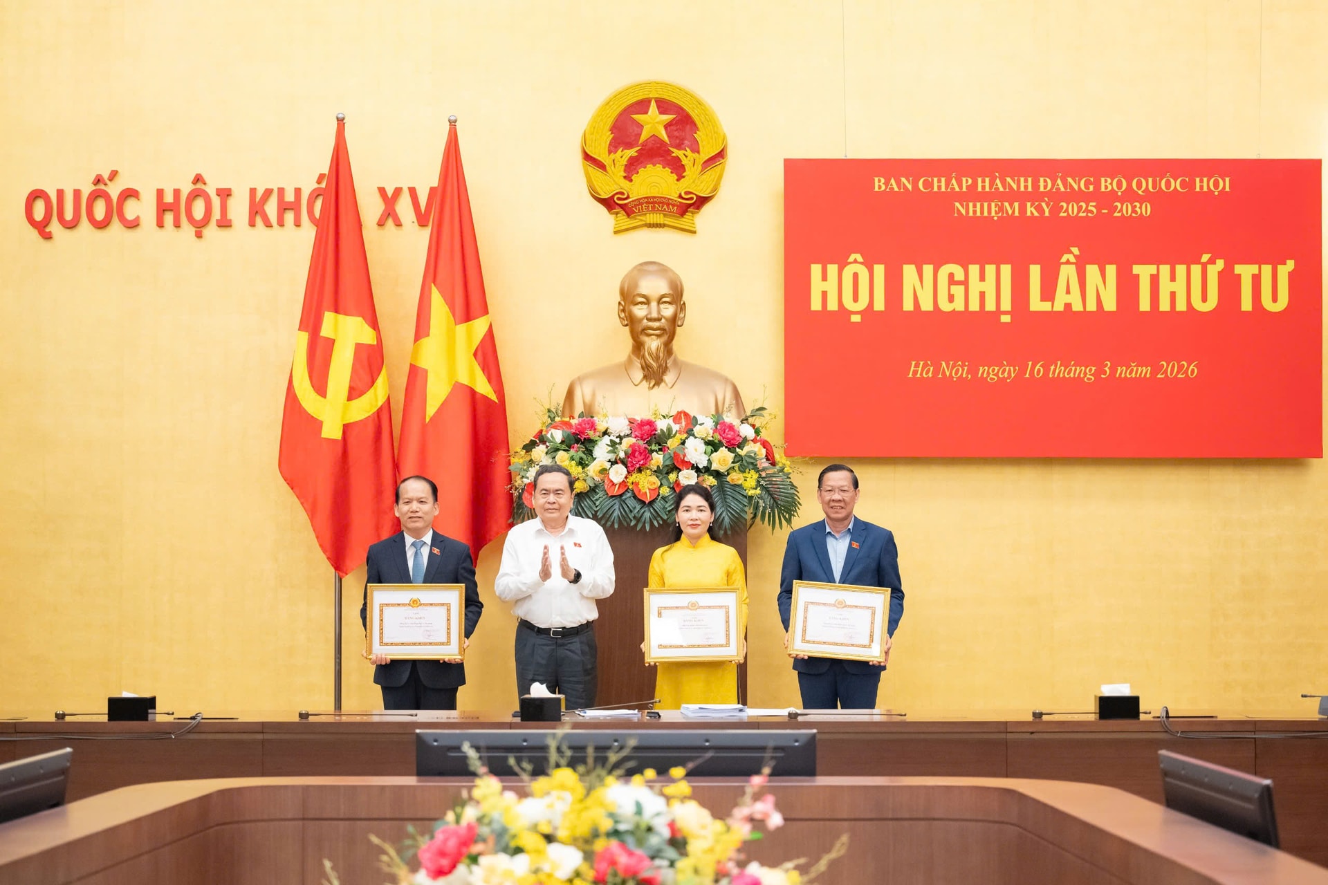 chu-tich-quoc-hoi-trao-bang-khen.jpg