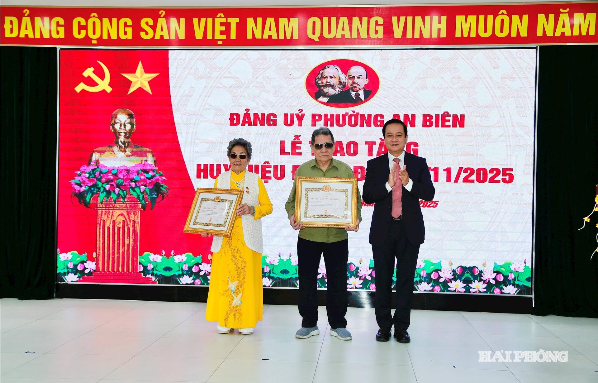 Lãnh đạo phường An Biên trao huy hiệu 65 năm tuổi Đảng tặng các Đảng viên.