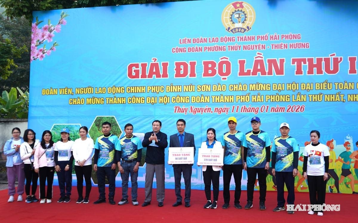 L&atilde;nh đạo Li&ecirc;n đo&agrave;n Lao động th&agrave;nh phố trao qu&agrave; Tết tặng đo&agrave;n vi&ecirc;n, người lao động phường Thi&ecirc;n Hương v&agrave; Thủy Nguy&ecirc;n.