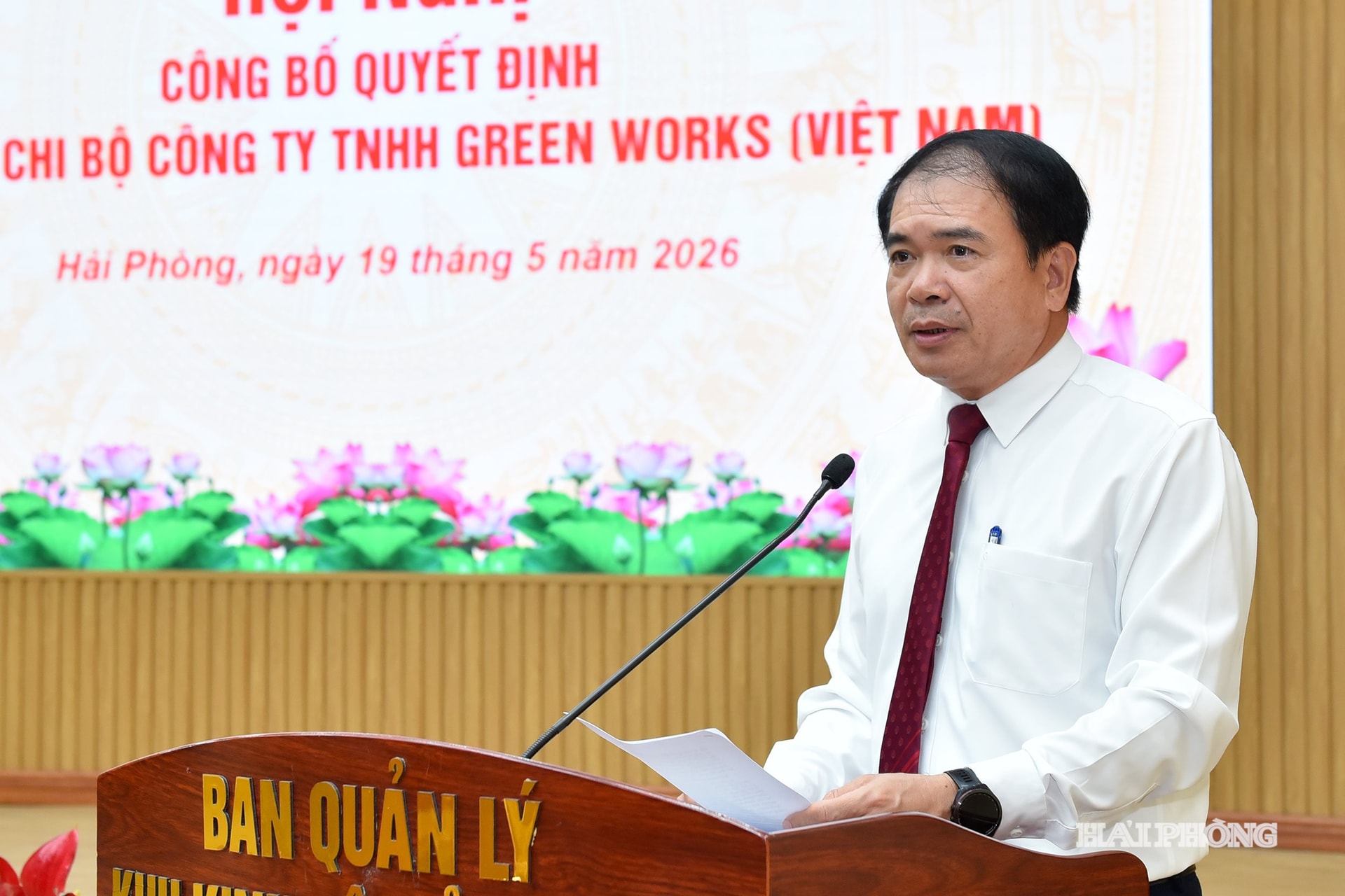 Đồng chí Dương Văn Xuyên, Phó Trưởng Ban Quản lý Khu kinh tế Hải Phòng phát biểu tại hội nghị.