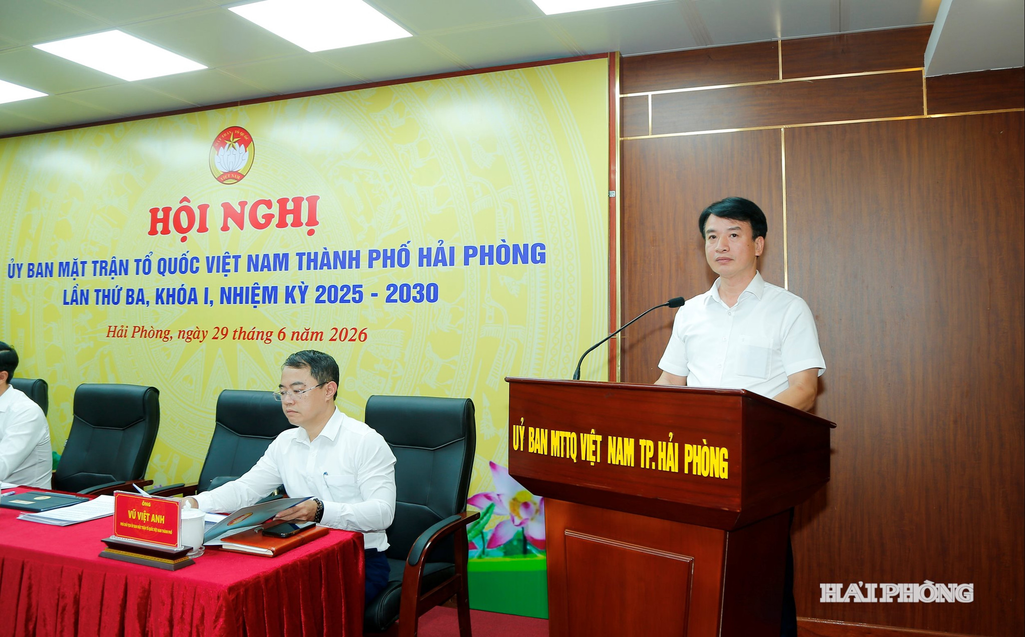 Đồng chí Nguyễn Đức Tuấn, Uỷ viên ban Thường vụ Thành ủy, Phó chủ tịch Thường trực Uỷ ban Mặt trận Tổ quốc Việt Nam thành phố trình bày báo cáo công tác của UB Mặt trận Tổ quốc Việt Nam thành phố 6 tháng đầu năm 2026.
