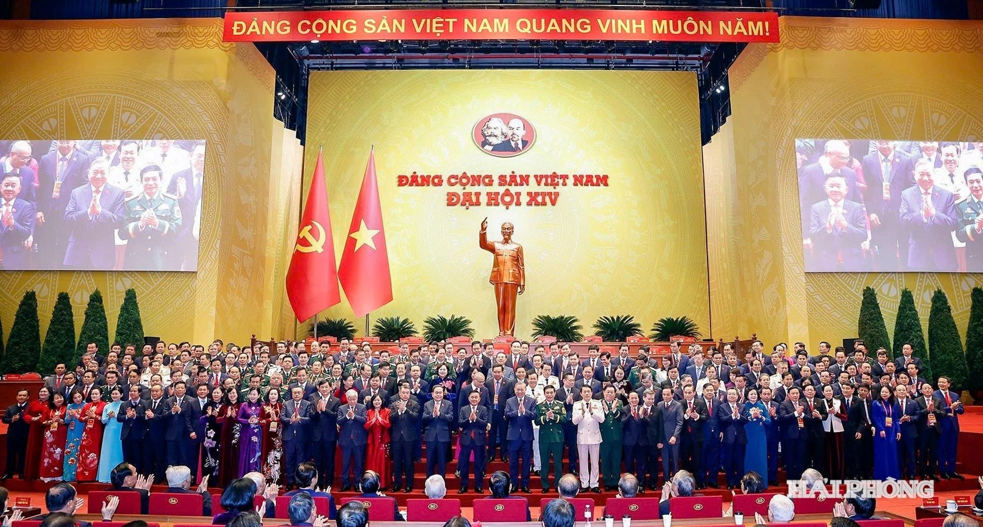 Ban Chấp h&agrave;nh Trung ương kh&oacute;a XIV ra mắt Đại hội. Ảnh: L&Ecirc; DŨNG