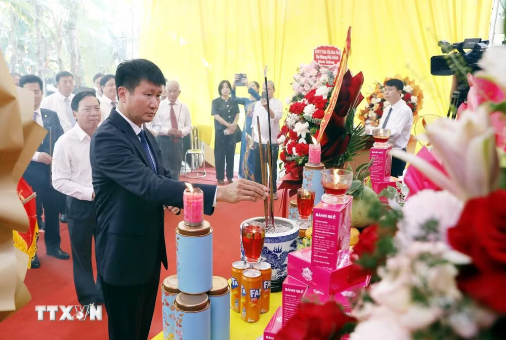 Bí thư Tỉnh uỷ Ninh Bình Trần Huy Tuấn thắp hương tại nhà lưu niệm đồng chí Trần Huy Liệu. (Ảnh: Thái Thuần/TTXVN) ttxvn_vu-ban-don-nhan-bang-xep-hang-di-tich-lich-su-cap-quoc-gia-2581.jpg