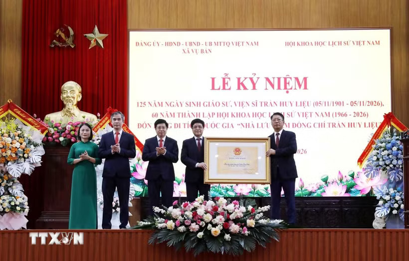 Lãnh đạo xã Vụ Bản đón nhận Bằng xếp hạng Di tích lịch sử cấp Quốc gia. (Ảnh: Thái Thuần/TTXVN)