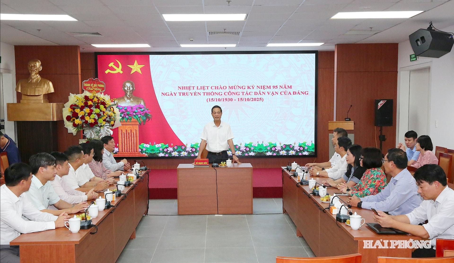 Đồng chí Đỗ Mạnh Hiến Phó bí thư Thường trực Thành ủy chúc mừng Ban Tuyên giáo và Dân vận Thành ủy