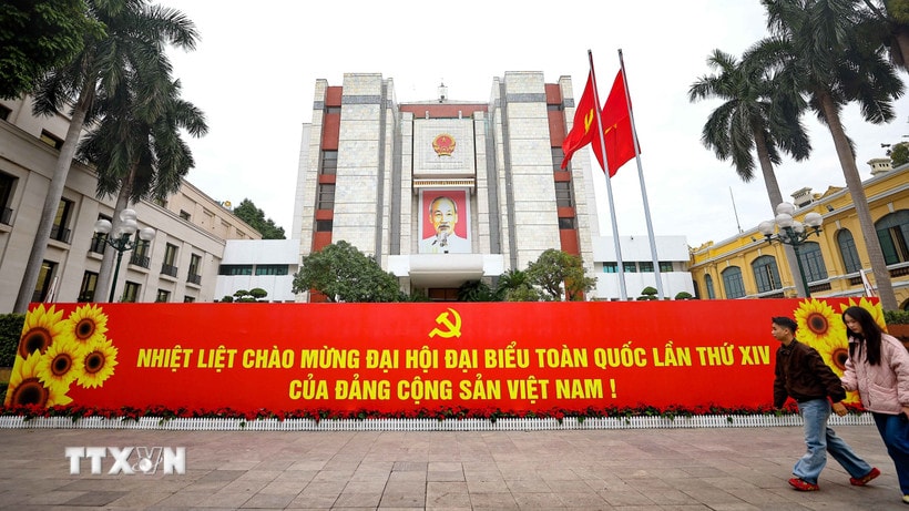 Pano ch&agrave;o mừng Đại hội đại biểu to&agrave;n quốc lần thứ XIV của Đảng trước trụ sở Ủy ban nh&acirc;n d&acirc;n th&agrave;nh phố H&agrave; Nội. (Ảnh: Thanh T&ugrave;ng/TTXVN)