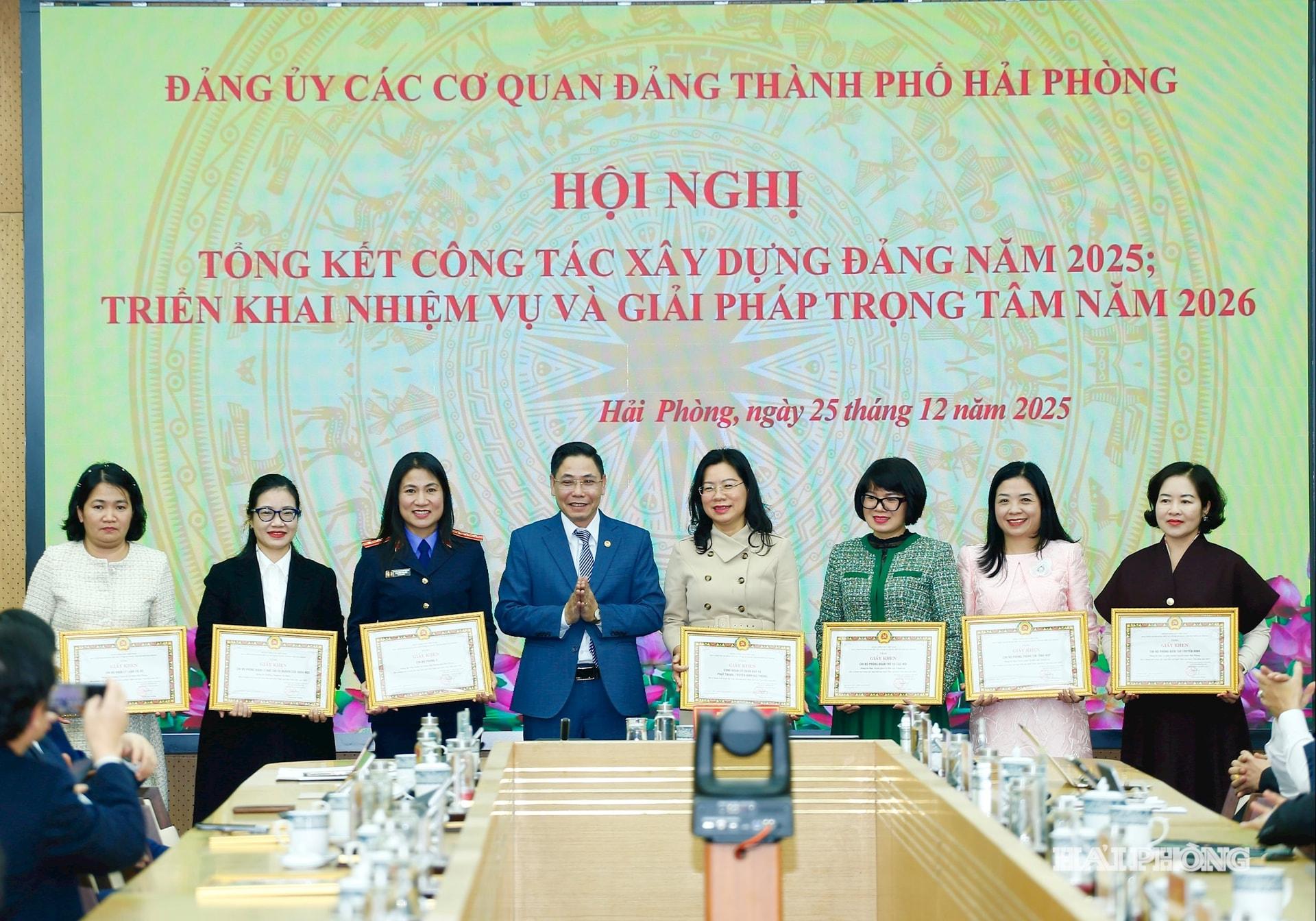 Đồng chí Phạm Quang Sáng, Phó bí thư Đảng ủy khối các cơ quan Đảng thành phố áp giấy khen tặng các tập thể có thành tích xuất sắc.